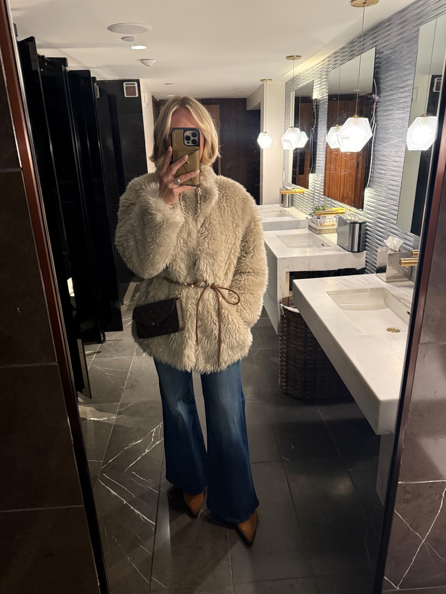 Vrrrrrry warm coat 🤌🏻

#revolve #winter #jacket