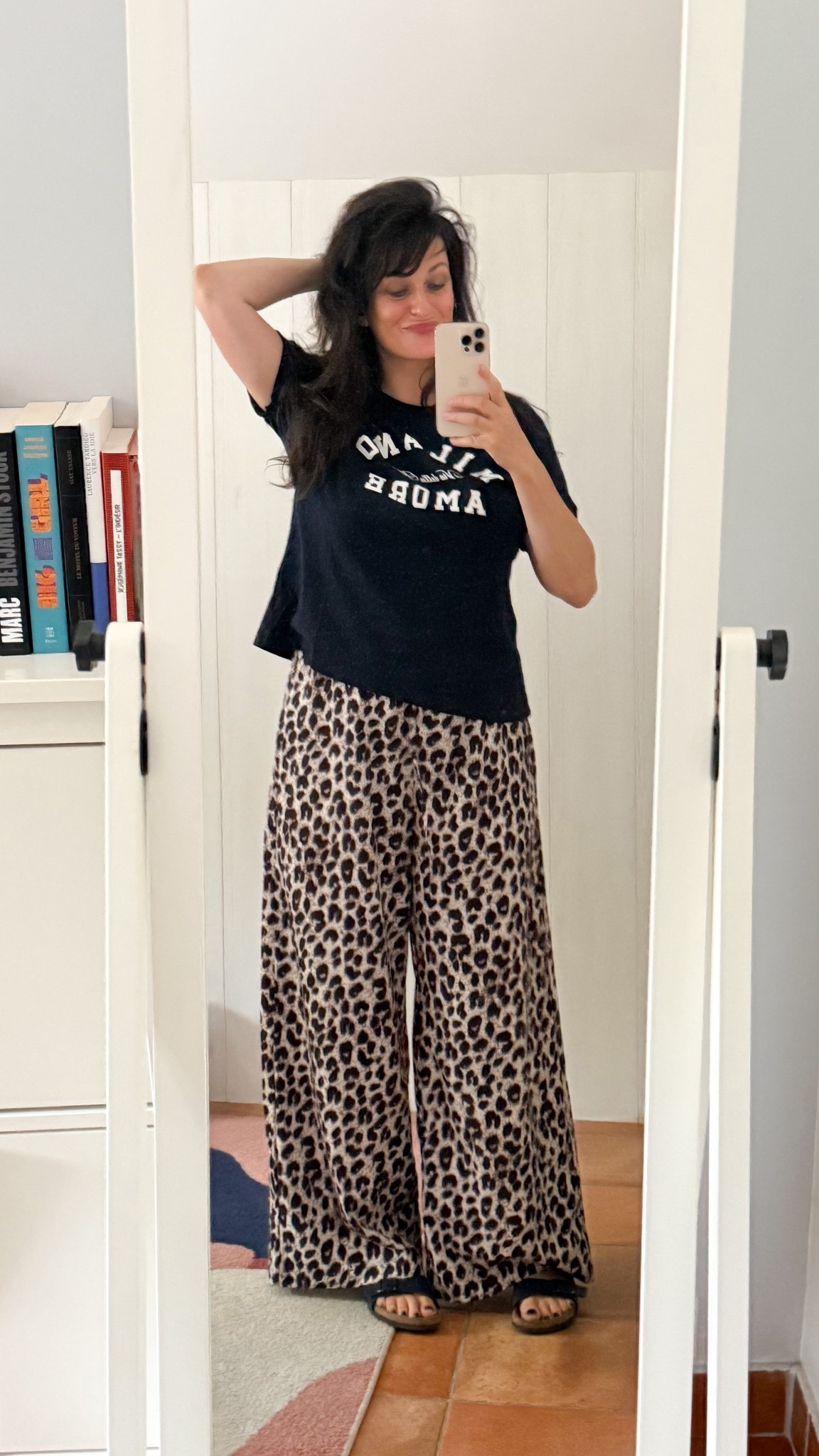 • T-shirt marine « Milano » #hm (en lien)
• Pantalon léopard #halara (similaire, en lien)
• Mules Arizona bleu marine #birkenstock (en lien)
• Lip blush « Wine" #refy (similaire, en lien) 