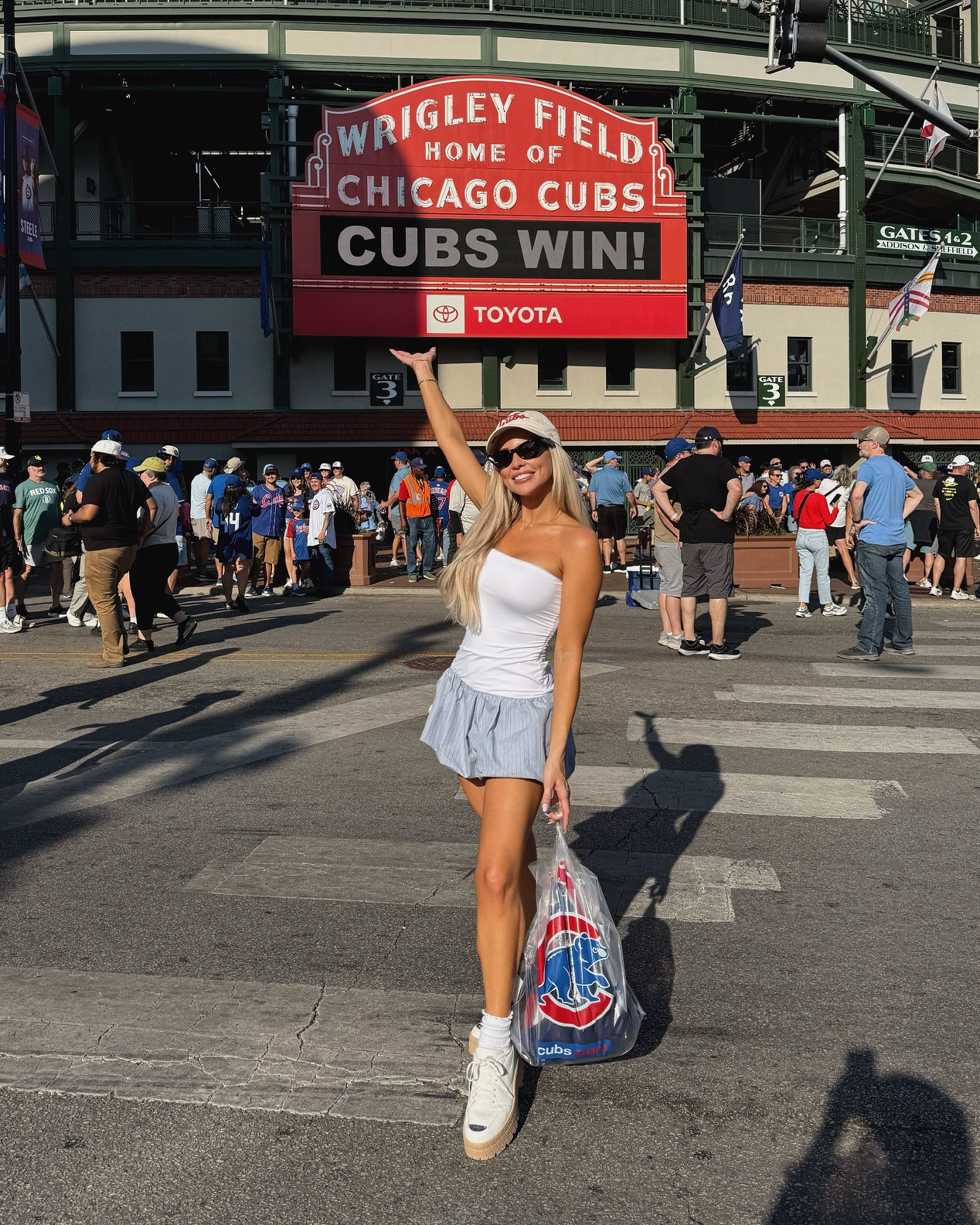Hot dogs, home runs, and a good outfit #wrigleyfield #gocubs #baseballgameday

#LTKfoodie #LTKPetite #LTKU