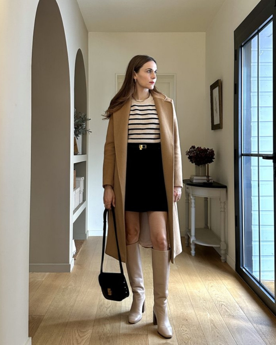 Long manteau en laine camel, jupe courte trapèze noire, pull à rayures, maille rayée blanc et noir, bottes Bobbies, bottes hautes beige

#LTKshoecrush #LTKstyletip