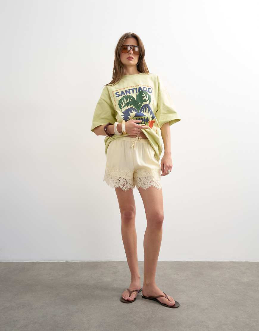 Topshop – Satin-Shorts in Ecru mit Spitzeneinsatz-Neutral | ASOS (Global)