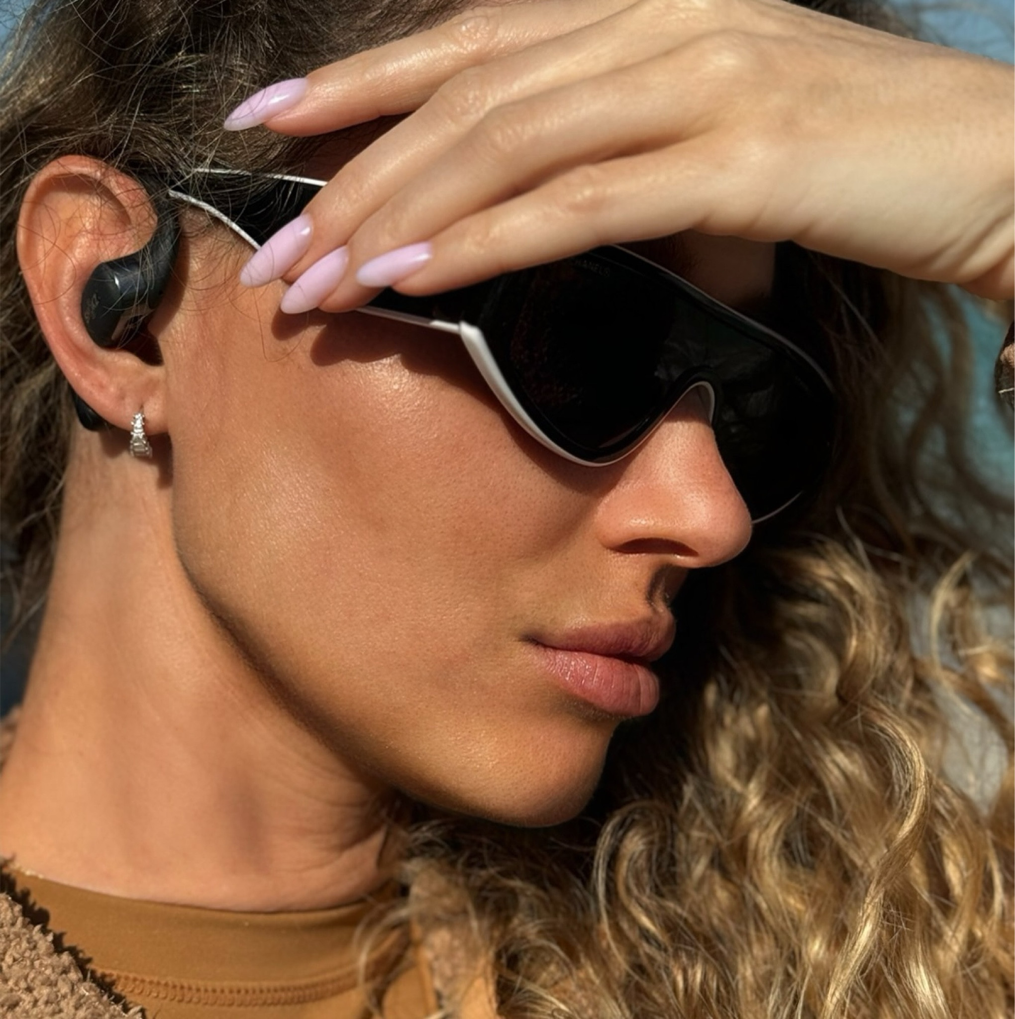 @shokzusa 🖤 Loving my OpenFit headphones- so comfortable, they never fall out during a workout and never get stuck in my hair definitely curly hair approved! Shop the Black Friday sale until Dec 2!🔗 in highlights
 #ad 
#ShokzOpenfit
#OpenFitPromo
#ShokzPromo
#OpenEarHeadphones
 #OpenEarComfort
