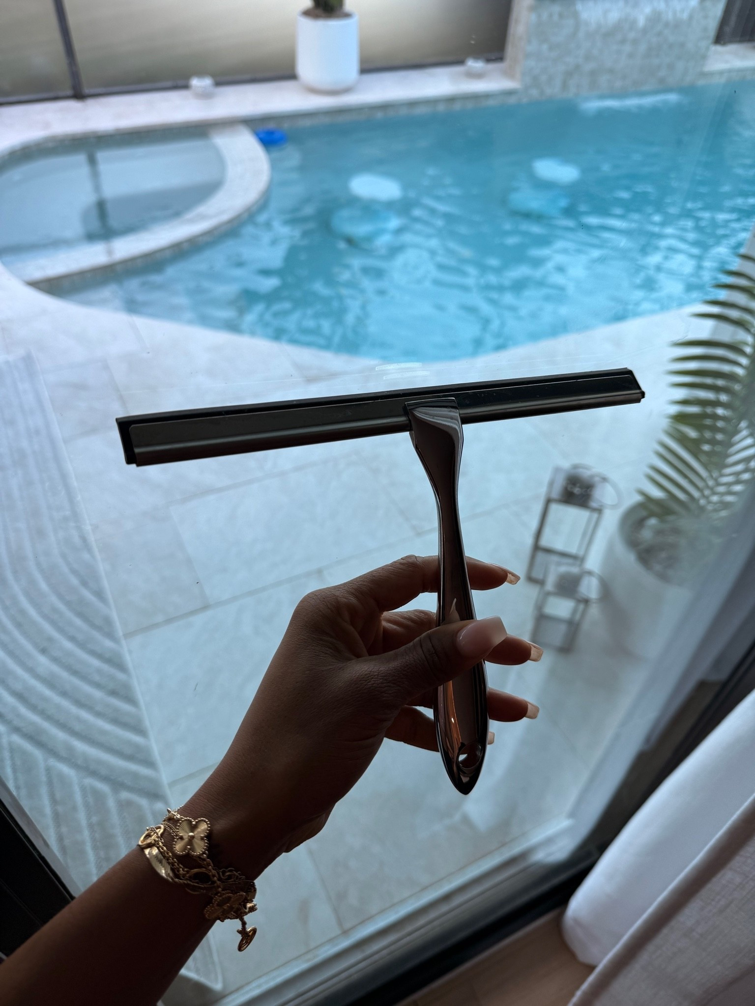 Scroll to shop! ✨ My favorite cleaning tools. Everything is linked below.👇🏾

Desliza para comprar. ✨ Mis herramientas de limpieza favoritas.

📲 Download the free LTK app & follow me @kirasfashionfinds to shop all my daily finds.

#LTKHome #LTKvlog #LTKdayinmylife