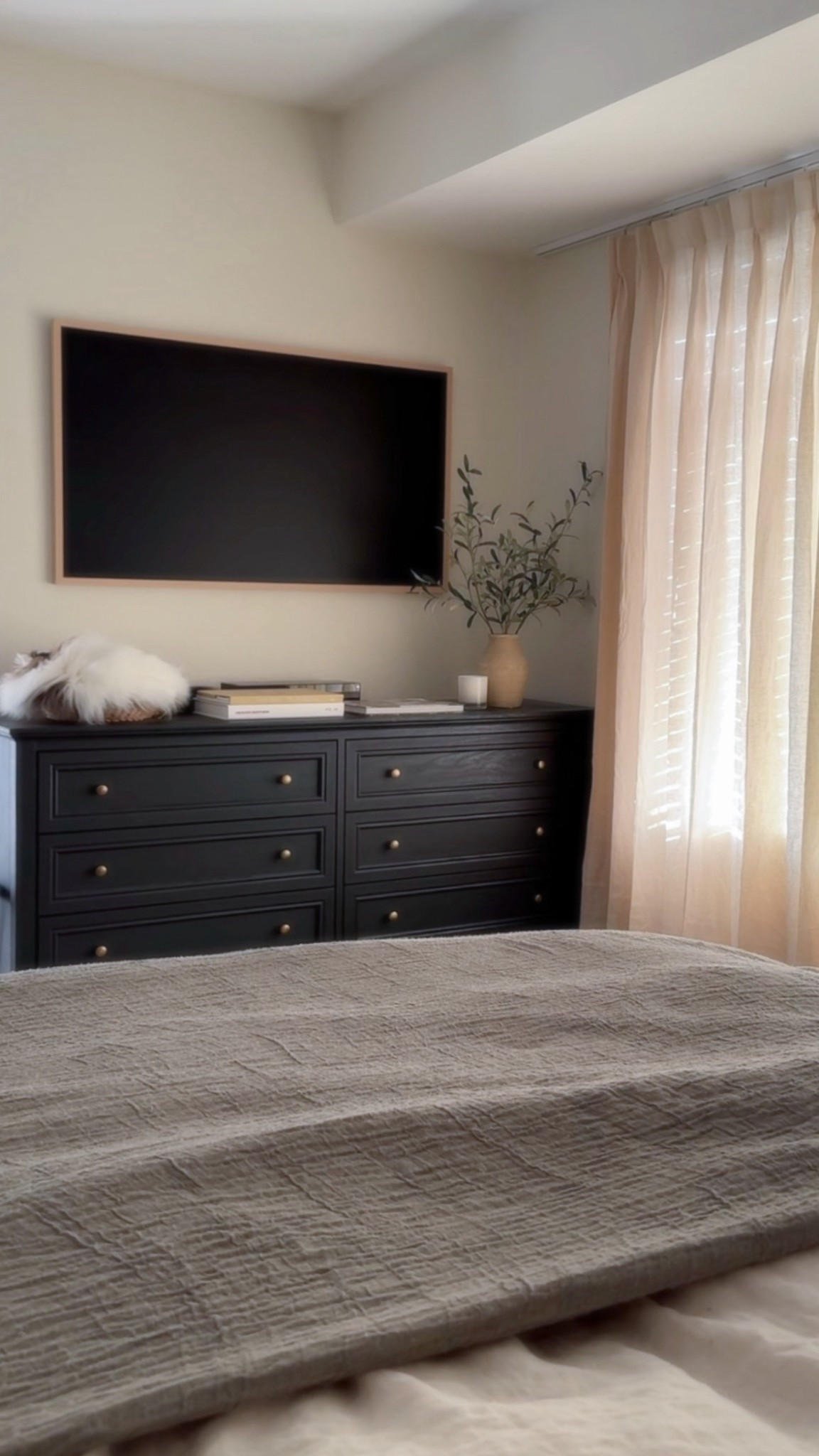 Throw blanket | Homegoods

Black dresser, moody bedroom, bedroom dresser, bedroom ideas, dresser styling, dresser ideas, wood dresser, 6 drawer dresser

#LTKHome #LTKdayinmylife #LTKSeasonal