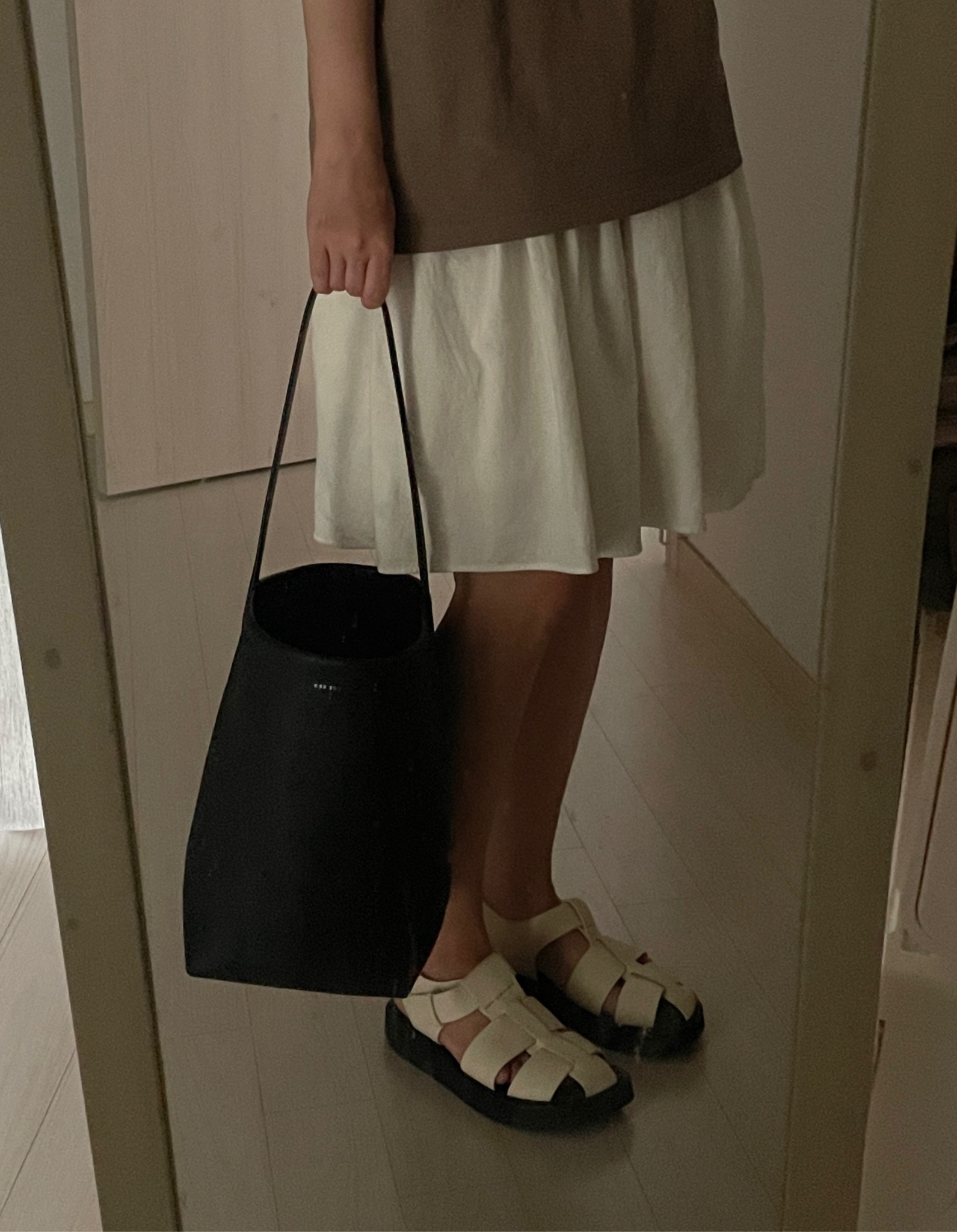 everyday bag & shoes for summer ☀️

#therowbag #therowshoes #therowsandals #therowpatktote #더로우가방 #더로우샌들 #여름샌들 #minimalfashion #minimalbag #minimalmood

#LTKshoes #LTKkorea #LTKbag