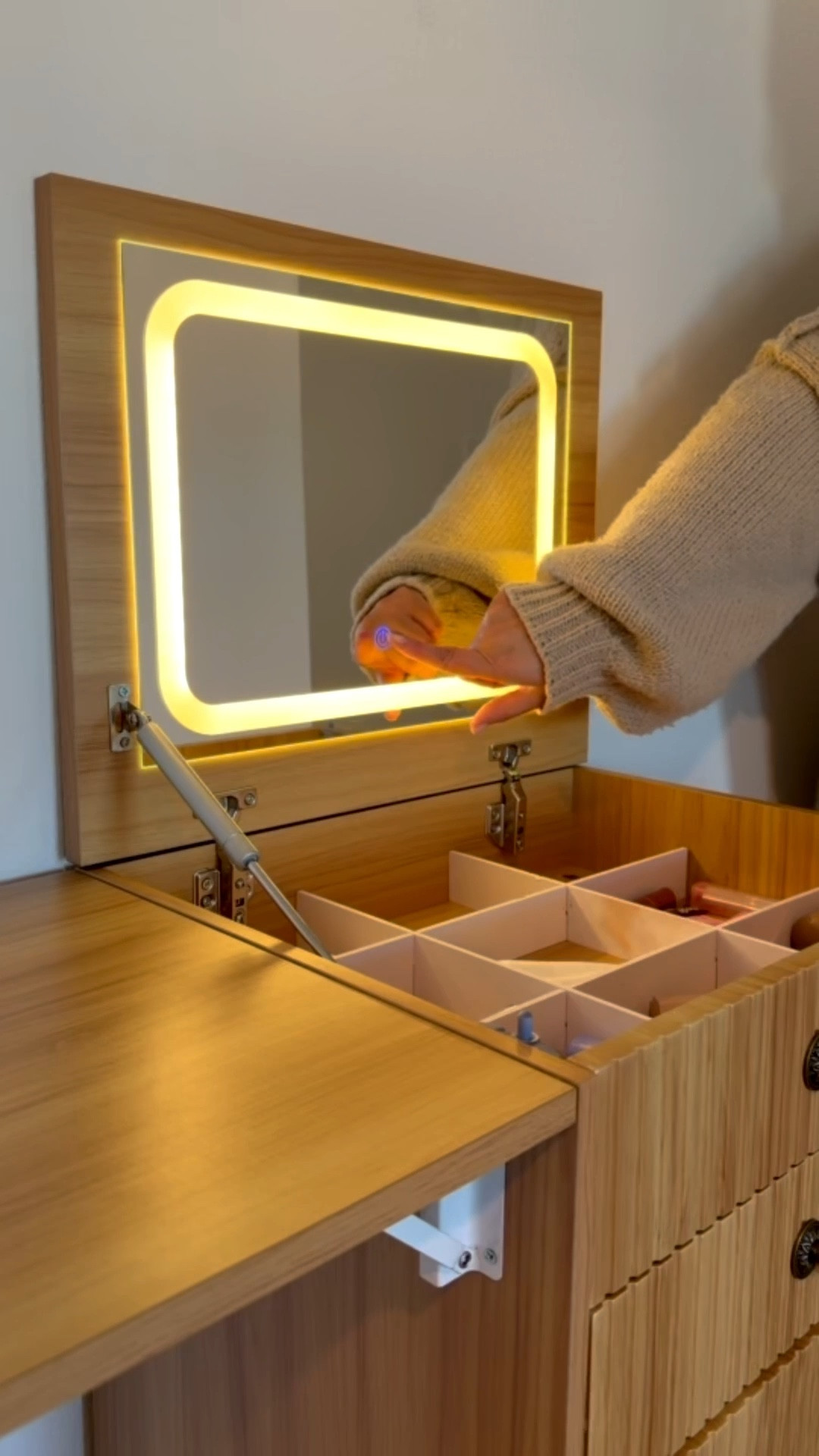 Compact vanity set that can be easily stored away. Perfect for small spaces!! ❤️




Vanity table | vanity mirror | small furniture | make up storage | light up mirror | home decor | Amazon home finds 

#LTKselfcare #LTKmorningroutine #LTKgrwm