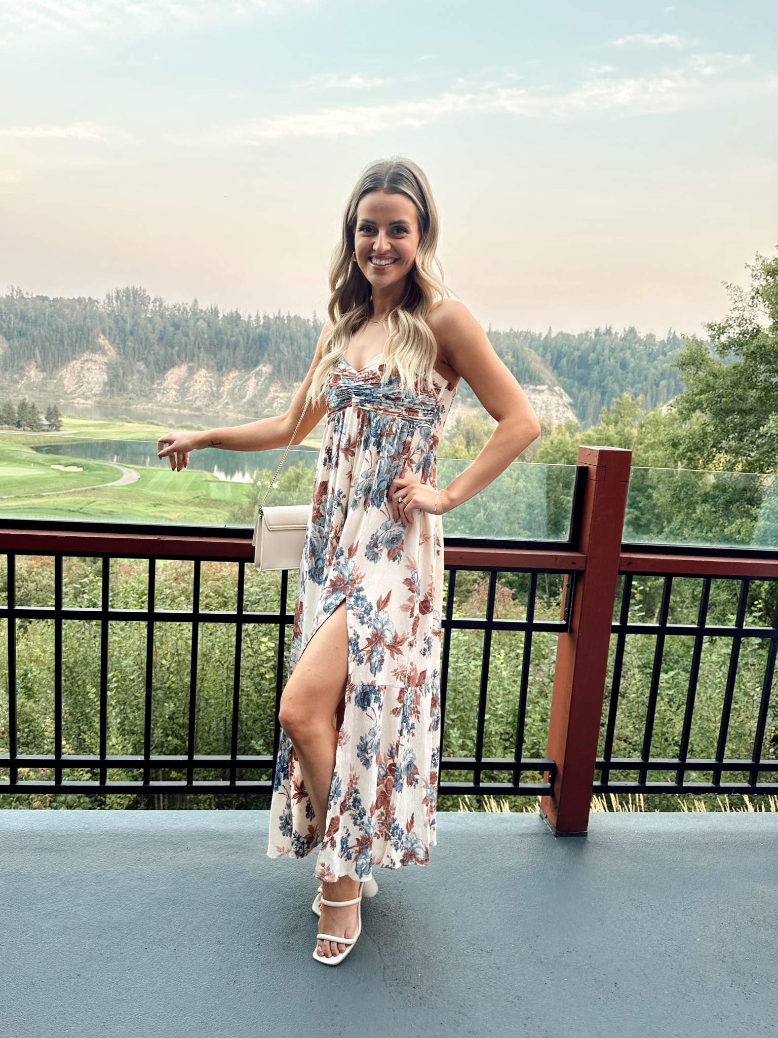 Wearing a small in the dress! This color is mostly sold out but they recently dropped another beautiful floral pattern! ☺️💫