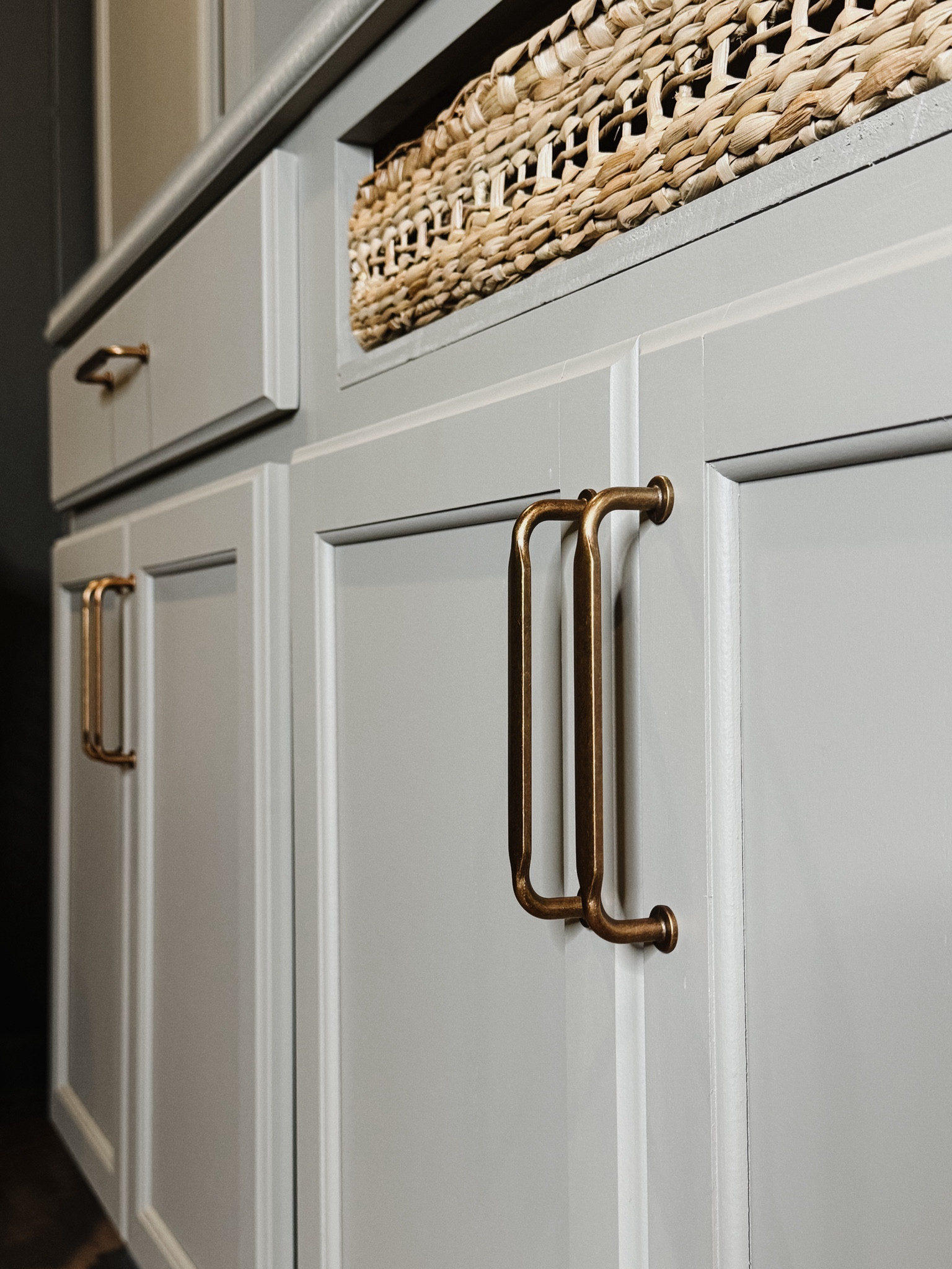 Affordable cabinet hardware 

#cabinethardware #basket #antiquebrasshardware #cabinetpull #woventray

#LTKFindsUnder50 #LTKHome #LTKStyleTip