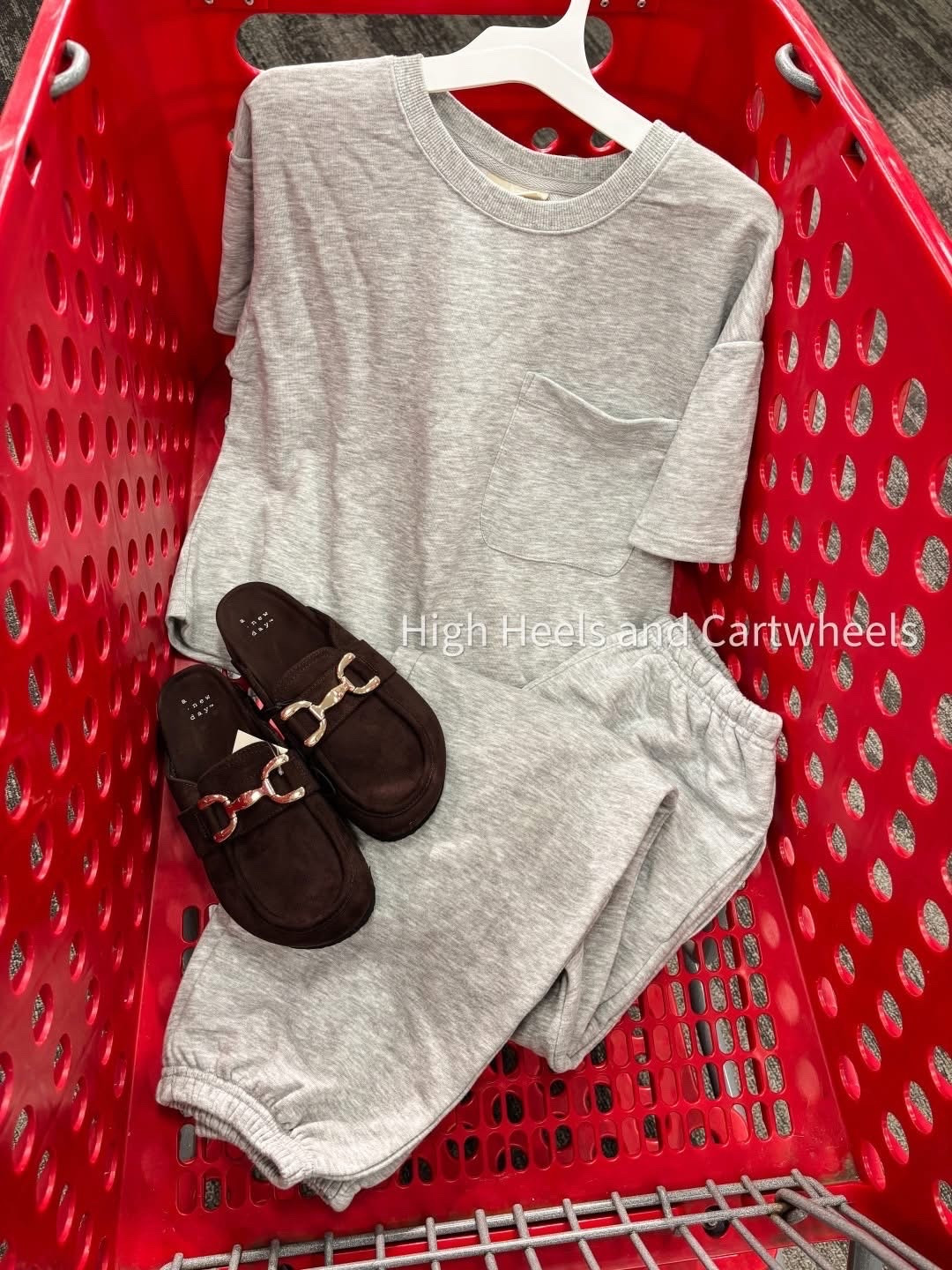 Groutfit—but make it CUTE! ✨ You'll be living in this comfy set all season long. Material is super soft and has a looser fit for extra comfort. Available in two more color options online!