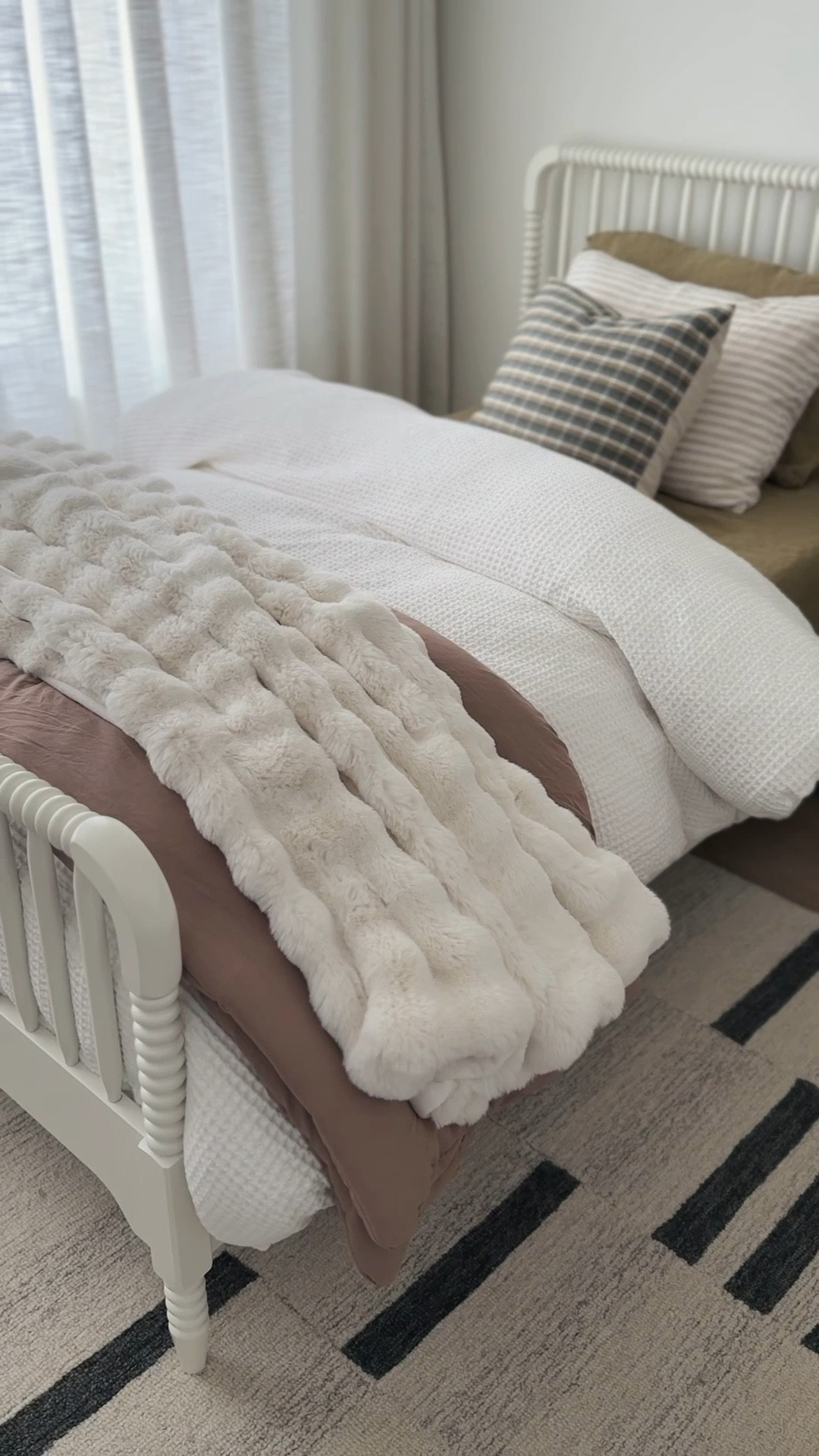 #ad The coziest bedding upgrade from @bedsurehome! I’m loving this faux fur throw, so soft and on sale now! #bedsure #cozymaker Use code LTK15 to save!


#LTKHome #LTKSaleAlert
