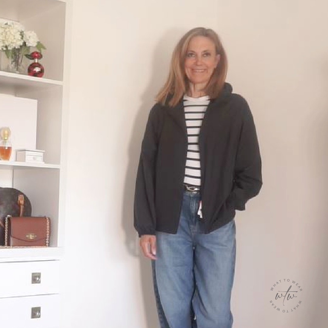 Casual rain jacket with jeans and a striped top 