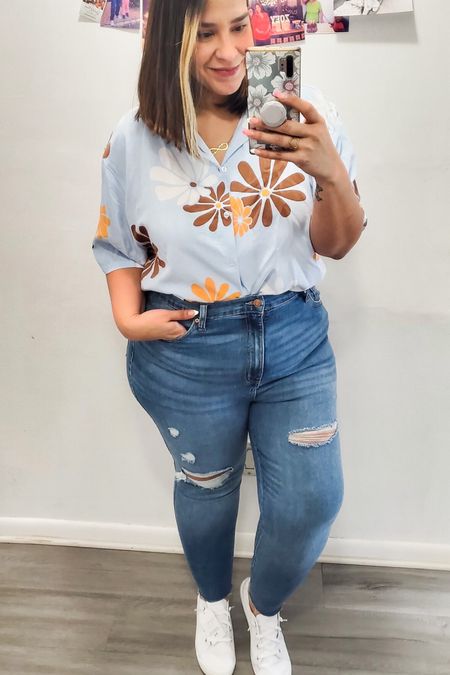 Okayyy Rachel 🔥🔥🔥 If you didn’t see her vision with this MEN’S shirt you certainly get it now!!! We’re loving this fun print and she is totally rocking this fun, vintage look! A great reminder that sometimes you need to step outside of the box when you shop. Oh, and did we mention it’s under $13?!? 😱🤯🙌🏼🔥🔥🔥

#LTKmens #LTKstyletip #LTKfit