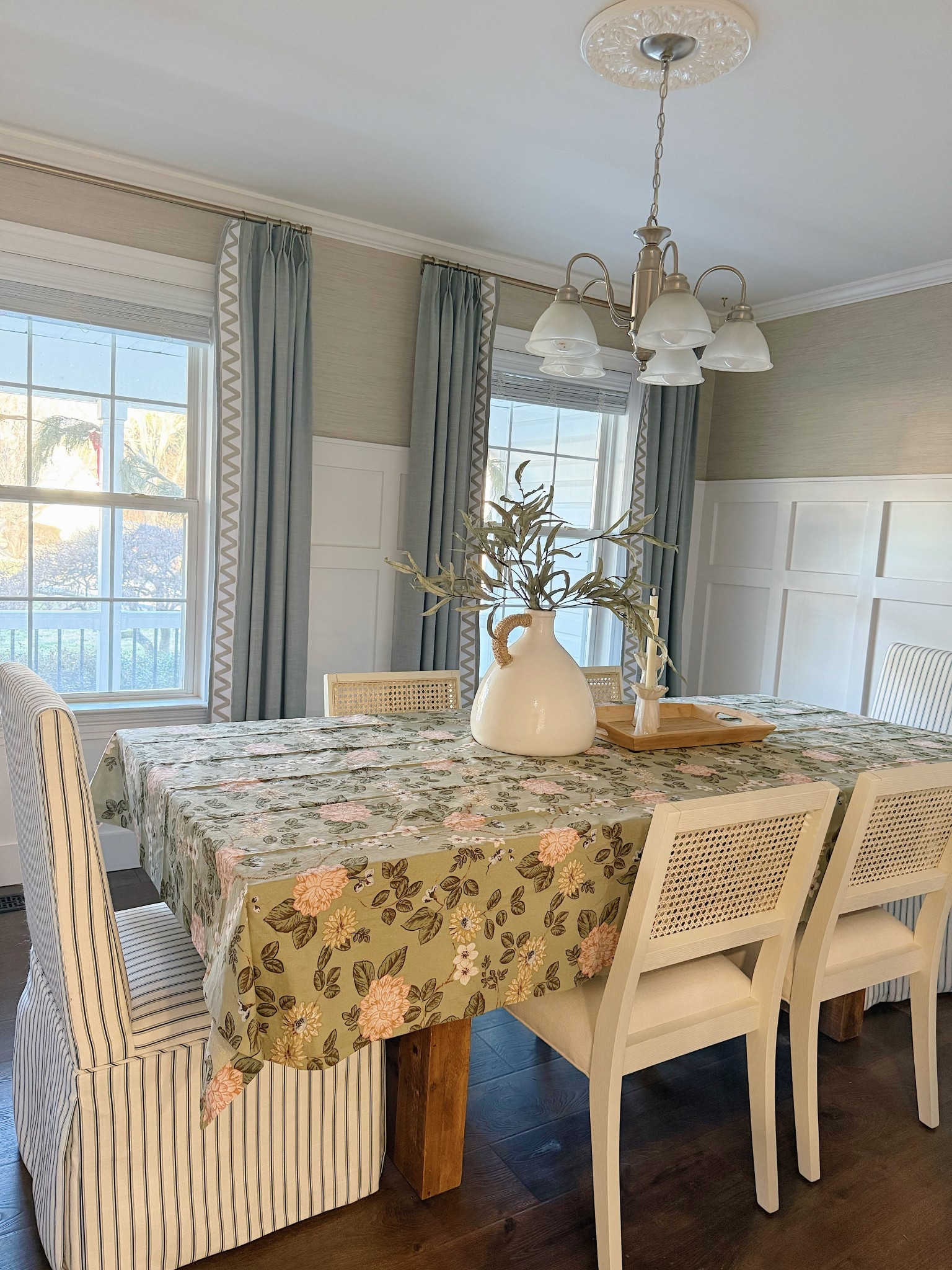 Sharing my dining room details.  A little spring refresh never hurt. 



#LTKSaleAlert