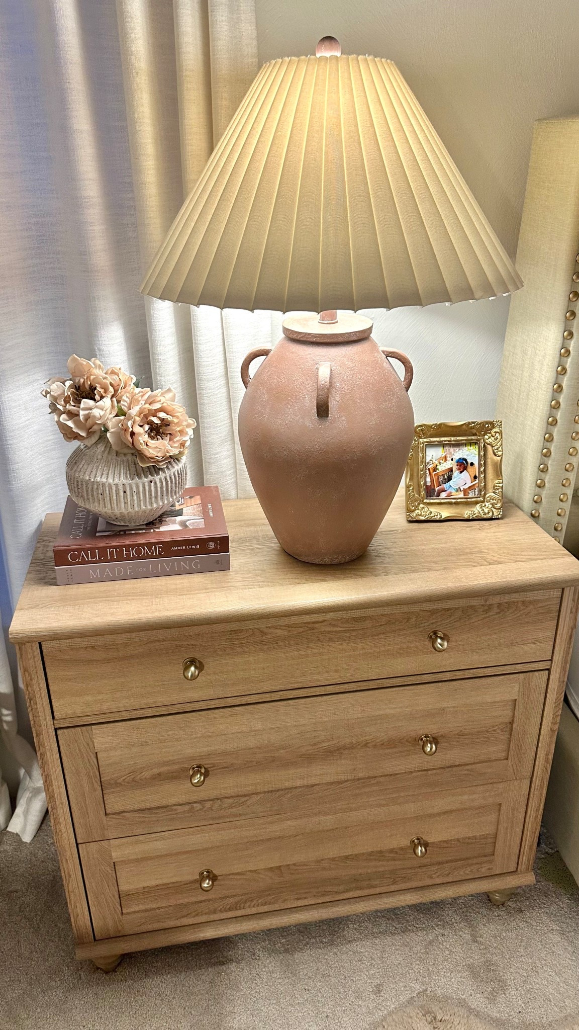 Dreamy nightstand details 

Vase lamp// end table// coffee table books// faux florals // floral arrangement //targetfinds

#LTKHome #LTKSummerEdit #LTKStyleTip