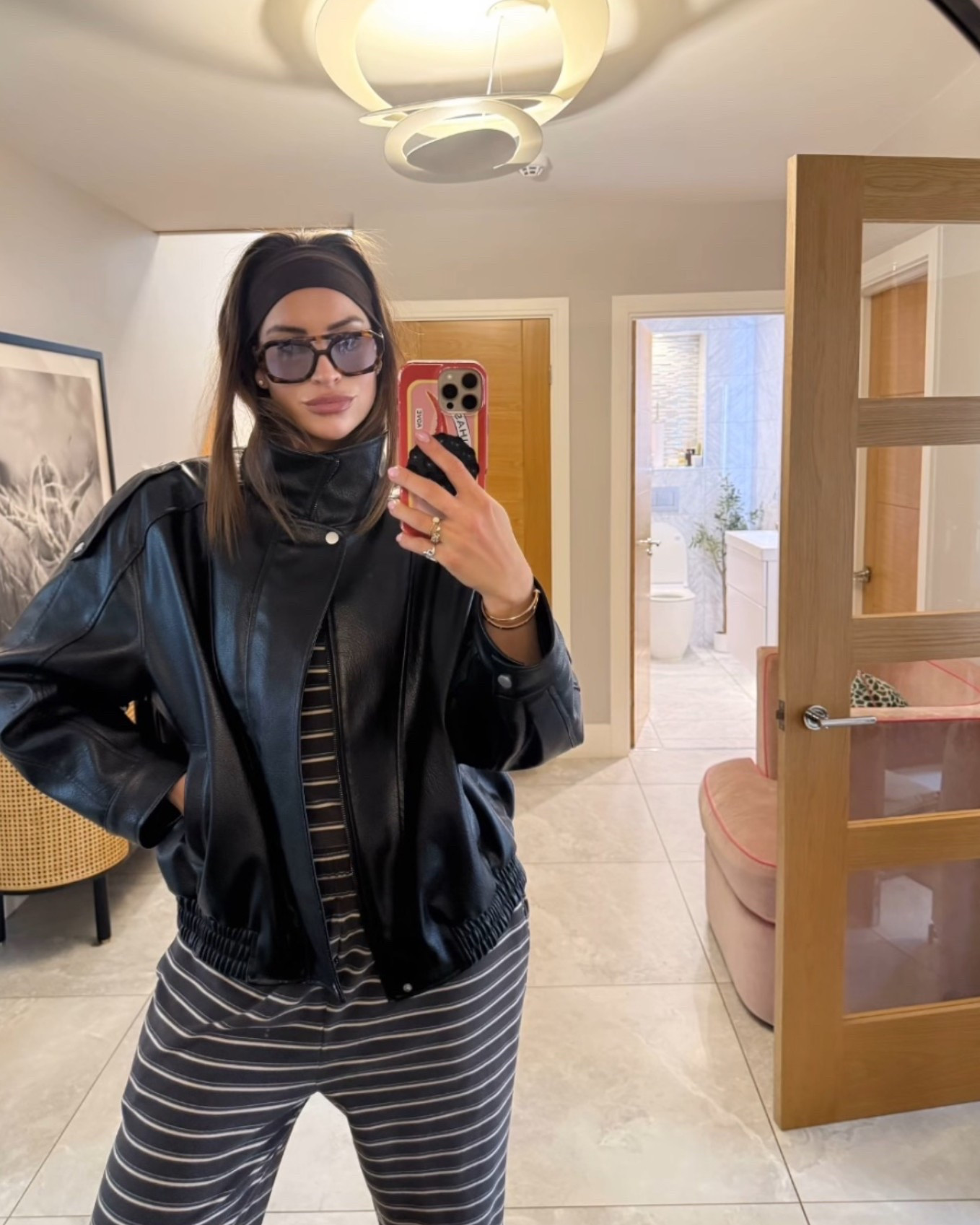 Brit Awards bound 🚆✨  

Keeping it comfy for the train to Manchester in my cosy co-ord, styled up with a leather jacket, oversize sunnies and an Alice band for that effortless feel. Comfort but make it cool 🖤  

Everything linked on my LTK.  

#LTKtravel #LTKstyle #britawards #traveloutfit #coordinatestyle #effortlesslook #comfortbutcute

#LTKuk #LTKspring #LTKstyletip