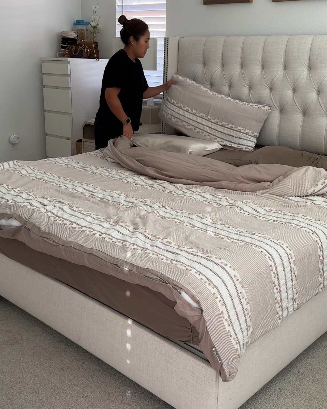 It’s finally time to bring out the thicc comforter cause baby, it’s cold outside ❄️🧦

Anyone else switch their comforters? Or you like one year round?

#duvetcoverhack #comforter #duvet #bedsheets #winterblanket #sleepnumber #splittopsheet #wadfree

#LTKHome