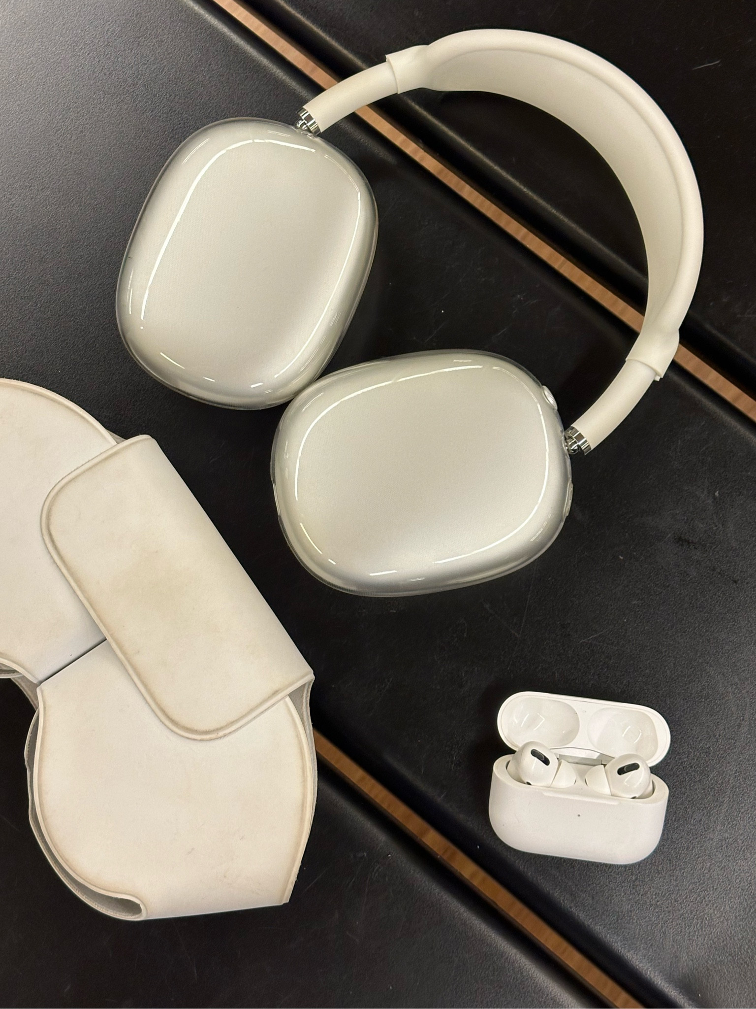 Meus fones ✨

Amo a Apple e tenho esses dois modelos que uso no dia a dia, para trabalhar, treinar ou durante as férias 

O AirPod max tem um sistema de isolamento MUITO POTENTE, mas o AirPod pro é tão bom quanto! 

Para cada dia eu uso um, dependendo da proposta do momento 🥰