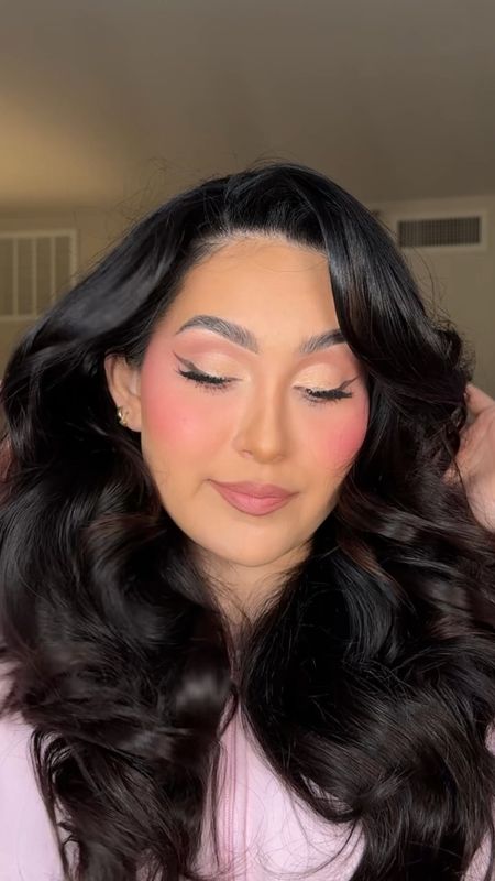 Everything I used to create this spring makeup look 

Liquid blush- happy
Lashes- Cabo
Foundation- 260
Powder- translucent
Concealer- 20NN
Lip Liner- Anywhere Caffeine 
Eyeshadow- Wild Dipper

#LTKbeauty #LTKVideo #LTKSeasonal