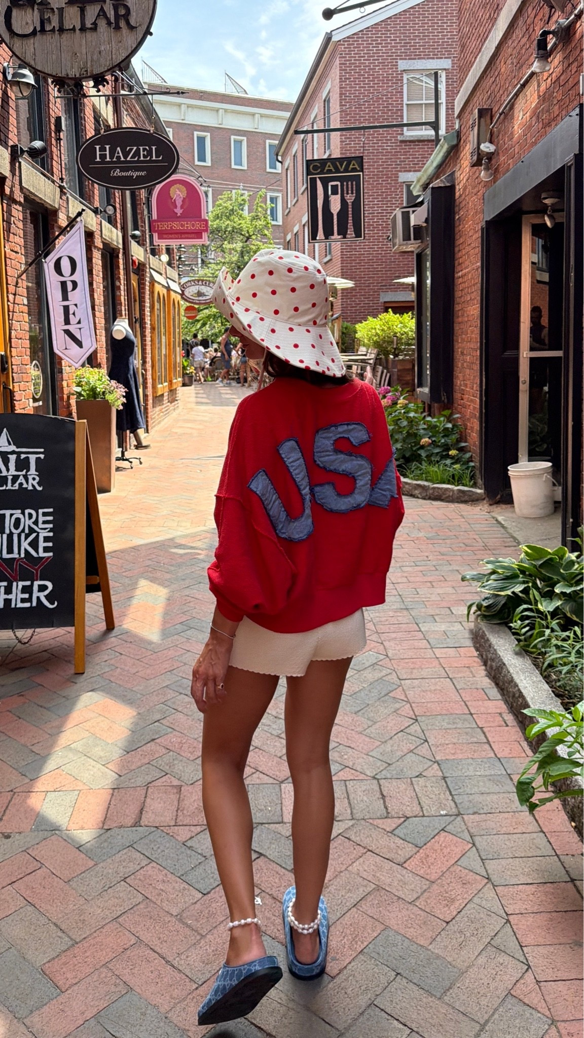 🇺🇸🇺🇸🇺🇸small sweatshirt XS shorts! Hat is sold out in red