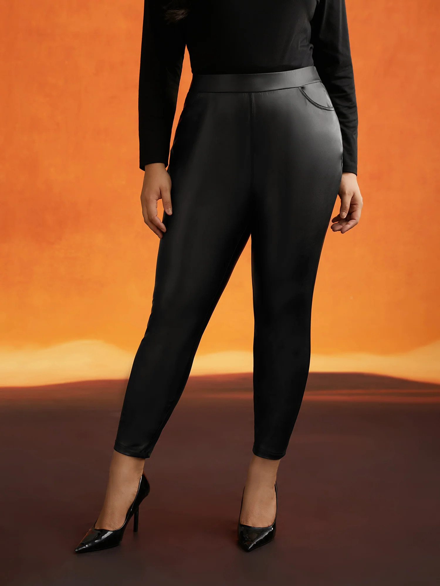 Leather Pockets Mid Rise Leggings | Bloomchic