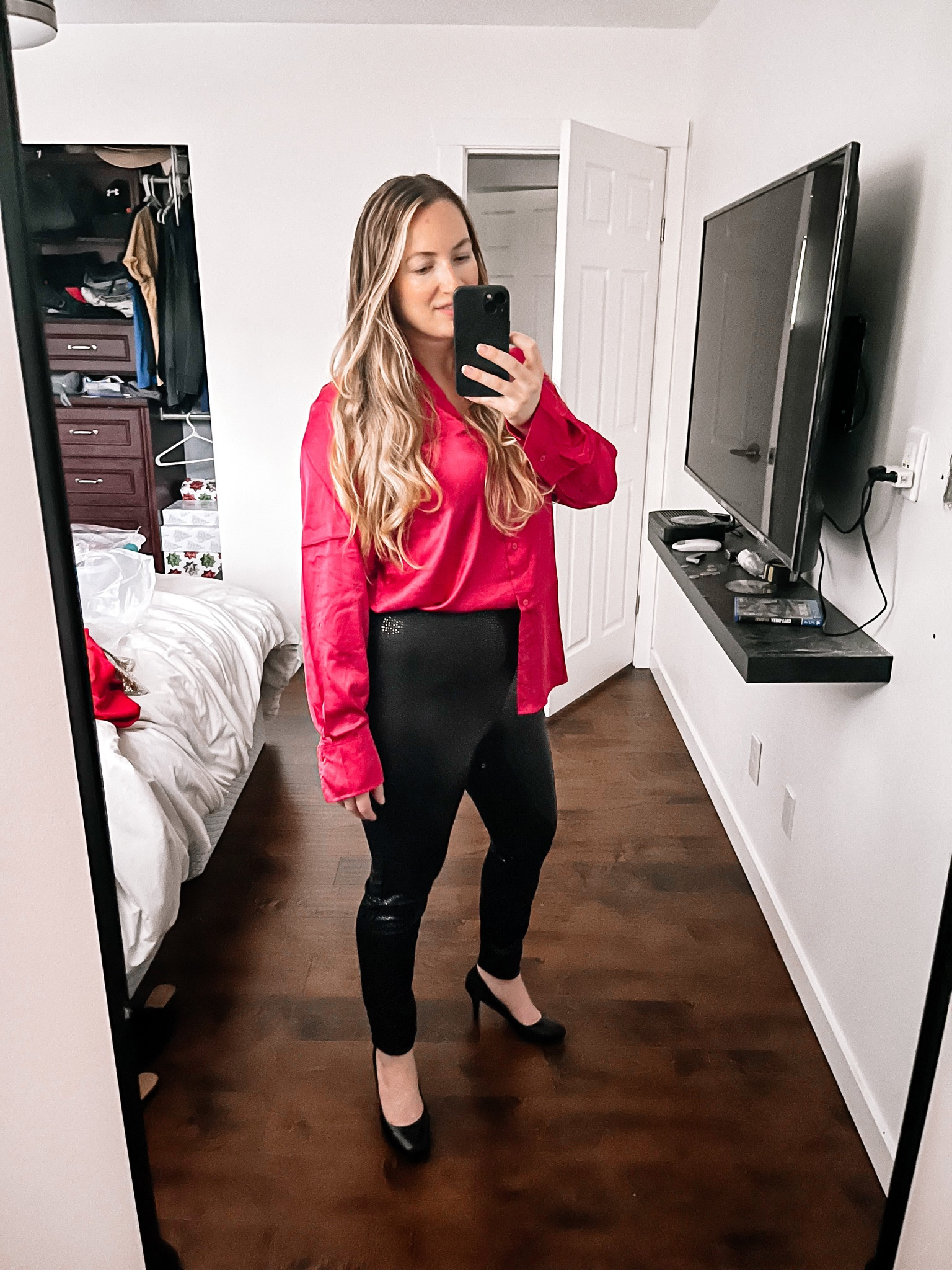 Holiday party look, casual holiday party, Christmas party, Christmas dinner, thanksgiving dinner, dinner party, H&M winter style, sequin leggings, silk button down

#LTKSeasonal #LTKHoliday #LTKstyletip