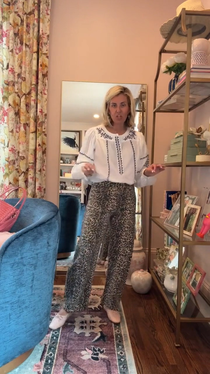 Cute throw on and go look! 
Too - xs 
Jeans - 26 
Flats - 7.5 (sized 1/2 down)