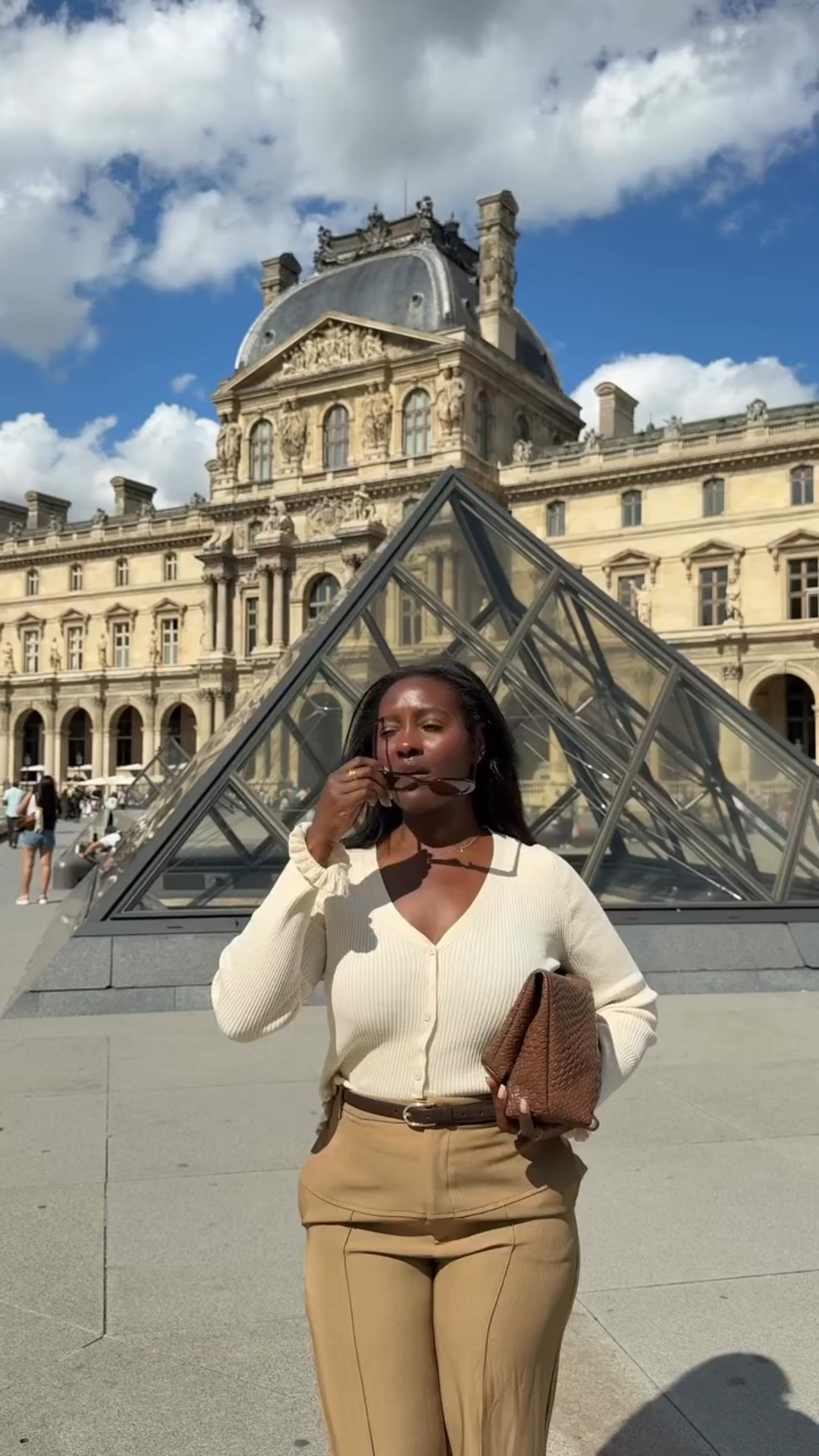 What I wore in Paris today 🇫🇷 🥖 top is @asos 
trousers  @prettylittlething 
shoes  @newlook 
bag @amazonfashioneu 

Paris outfit #minimaliststyle #capsulewardrobe #classicoutfit #modestfashion #curvyfashion