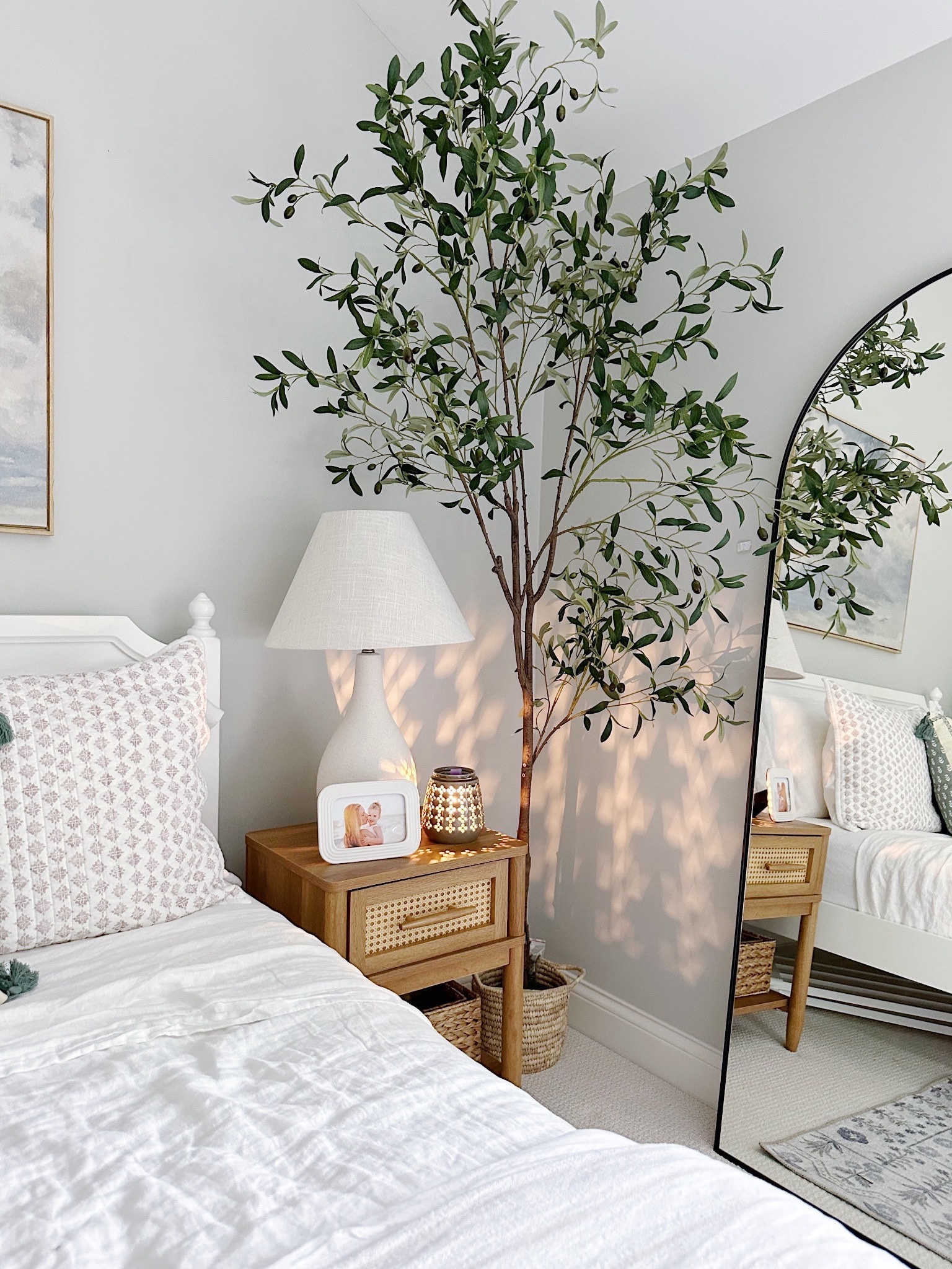 The cutest bedroom nightstand for just over $100!!

(2/1)

#LTKhome #LTKstyletip