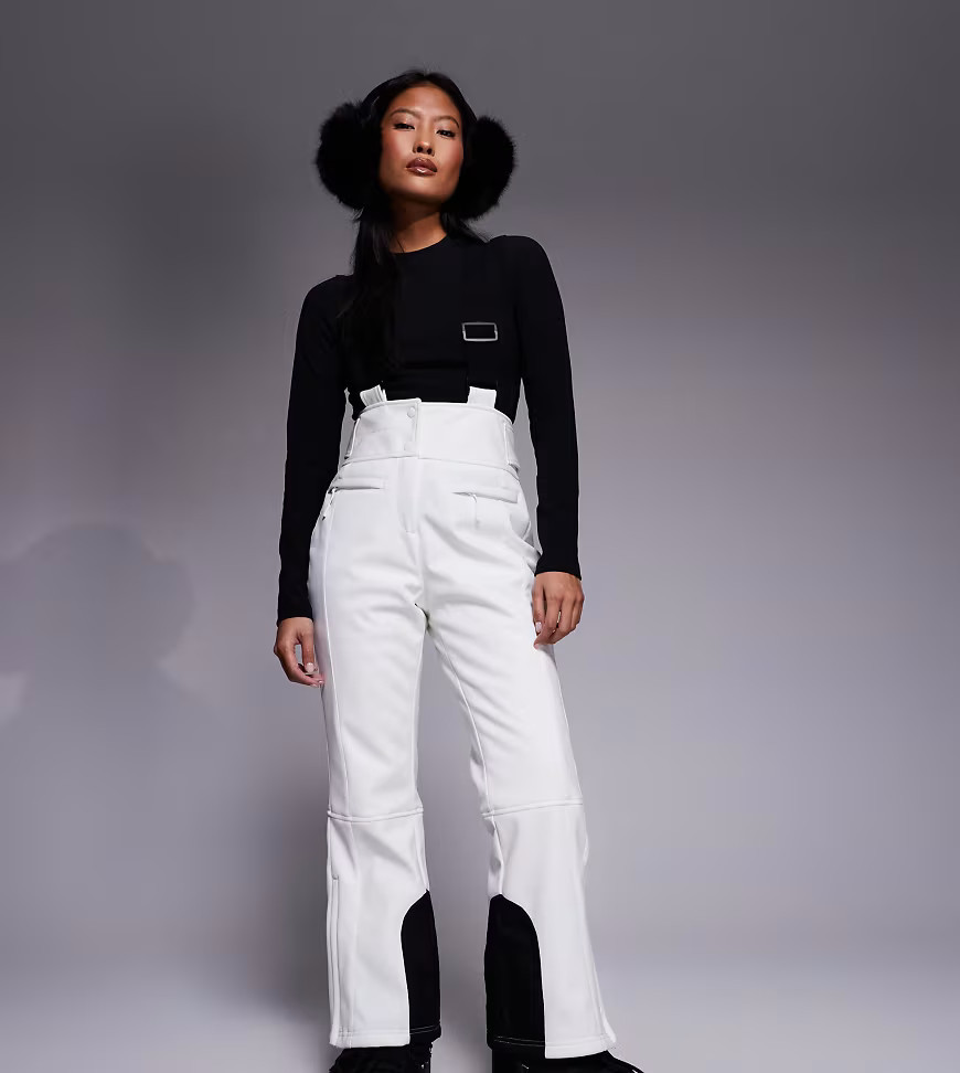 ASOS 4505 Petite - Ski - Waterafstotende kick flare skibroek van softshell-stof in wit | ASOS (Global)