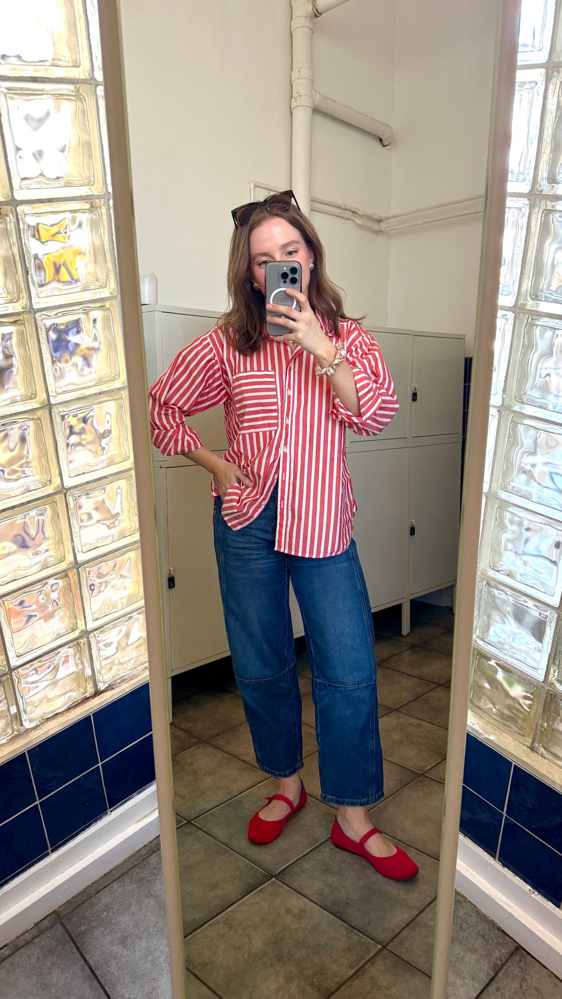 Travel outfit
Xs petite cotton button down
25 petite barrel jeans
7 washable flats size up 1/2