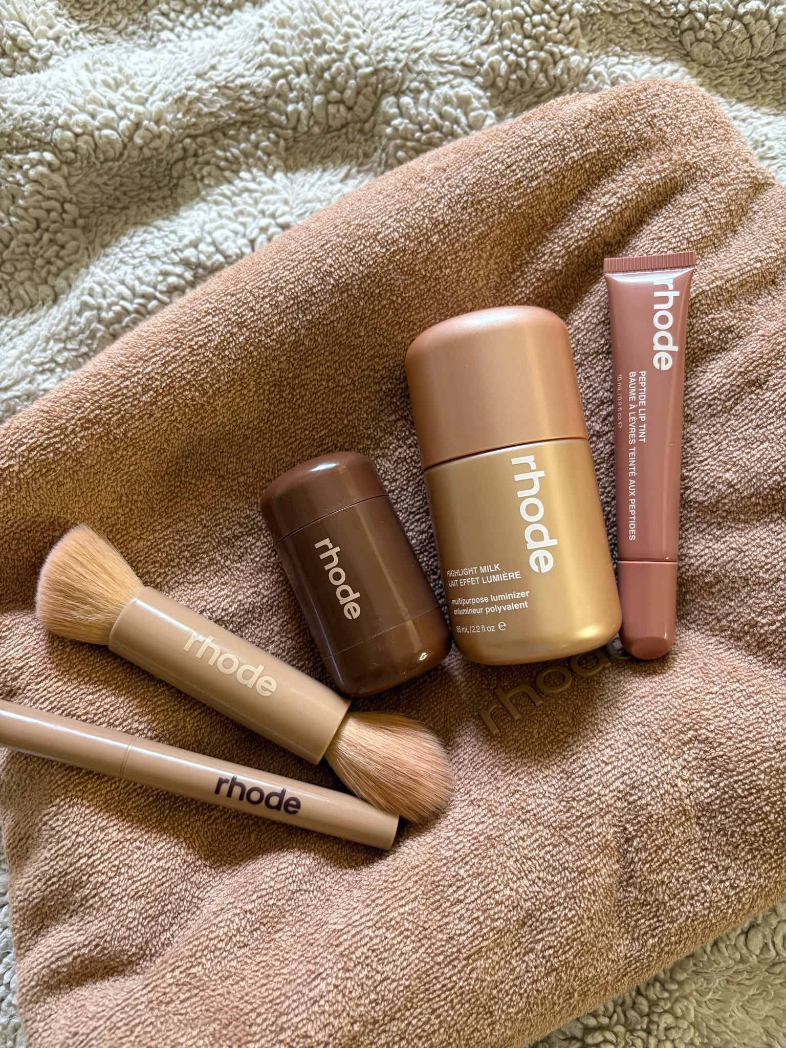New Rhode summer collection is so good!! 🤎🥥✨
.
.
.
#rhode #rhodeskin #summermakeup #bronzer