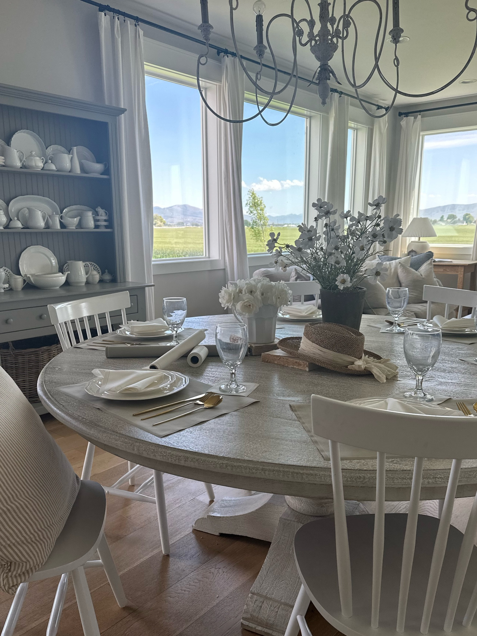 I’m in love with these incredible single-use luxury cotton napkins that come on a roll! AD 
They’re easy to tear off into pieces and come in lots of sizes, colors and patterns. @mydrap_northamerica napkins are biodegradable or can be washed up to 6 times! Perfect for your next gathering. I’m setting up for a fun family dinner this week. #MYDRAPmoments #MYDRAPPartner