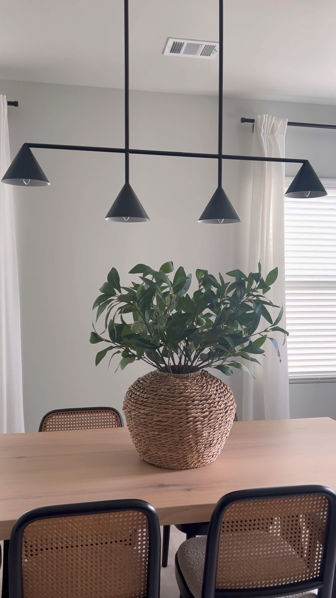 a lil spring refresh for my dining room! so obsessed with how this came out ahhh!! i’m getting ready to add faux plants all over the house to add some color 😍

#LTKhome #LTKSeasonal #LTKVideo