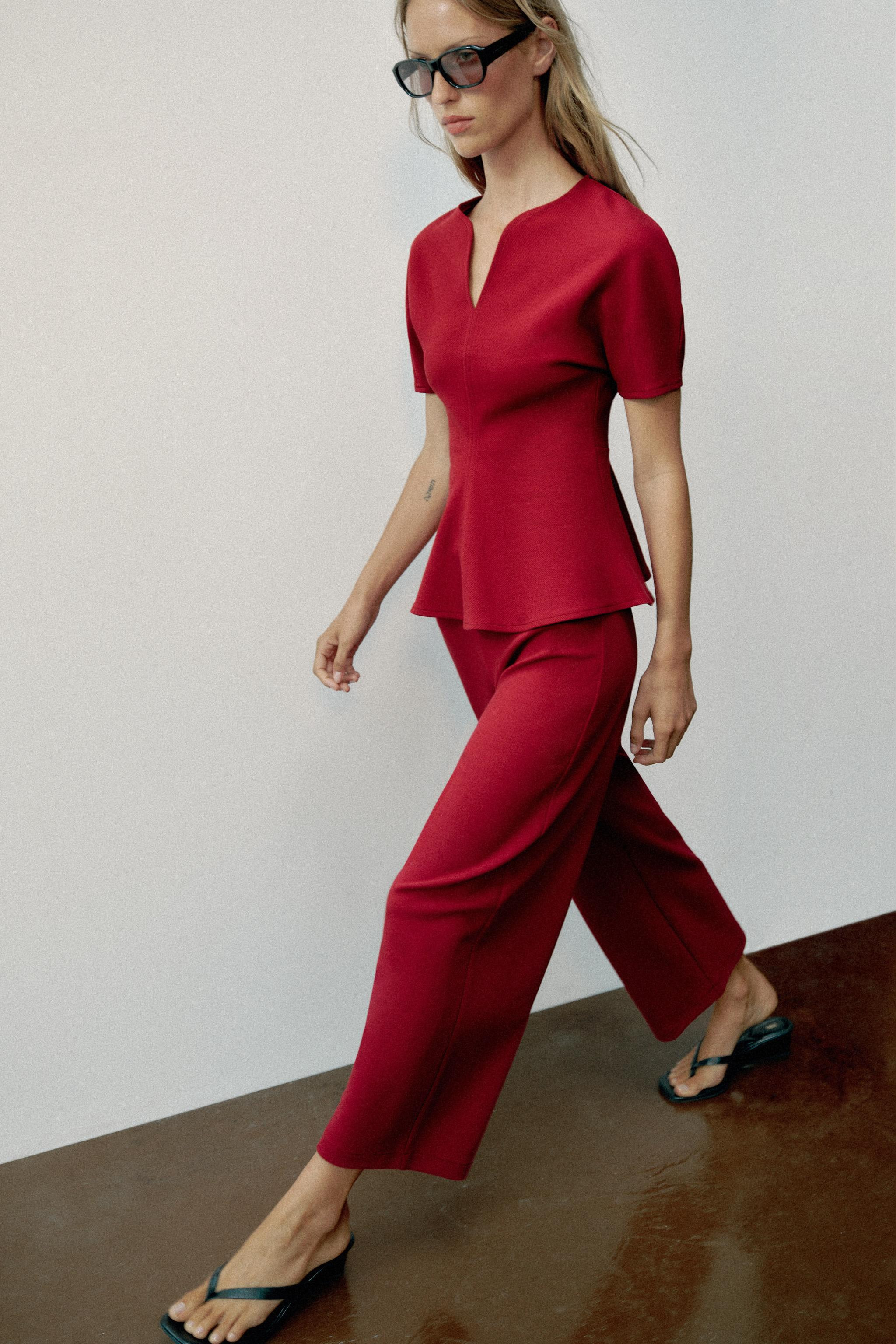 Model height: 177 cmTrousers made from a cotton blend. Mid-waist with an elasticated waistband an... | Zara UK