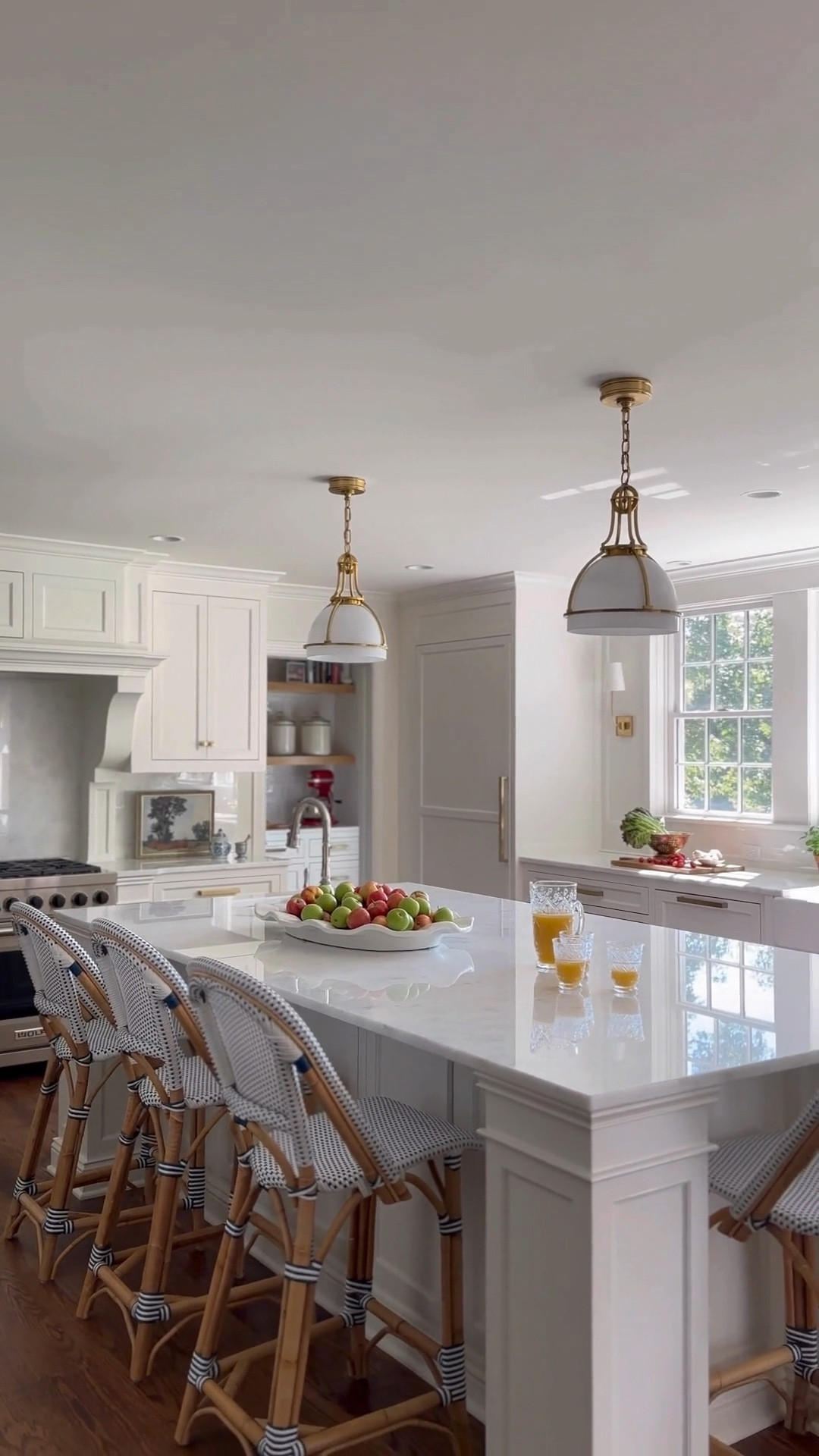 𝘾𝙡𝙖𝙨𝙨𝙞𝙘 𝙇𝙖𝙠𝙚 𝙃𝙤𝙪𝙨𝙚 𝙏𝙤𝙪𝙧 - 𝙆𝙞𝙩𝙘𝙝𝙚𝙣, 𝘿𝙞𝙣𝙞𝙣𝙜 𝙍𝙤𝙤𝙢 𝙖𝙣𝙙 𝙎𝙪𝙣𝙧𝙤𝙤𝙢

An addition to the back of the house enabled the kitchen to move from the streetside of the house to the Creekside. The kitchen not only has a well appointed butlers pantry, but it also has a coffee bar which was important to the homeowners." – @marthadaytondesign

Interior Design: @marthadaytondesign
Builders by Design @alexandraloosigian
📷: @spacecrafting_photography 
Styling: @jonaevilleneuve

Tour: https://www.homebunch.com/classic-lake-house/

#organicmodern #colordrenching #transitionalmodern #howto #diy #diyhome #bathrooms #neutralinteriors #kitchen #kitchenlighting #counterstool #coastalinteriors 

#LTKStyleTip #LTKHome #LTKSaleAlert