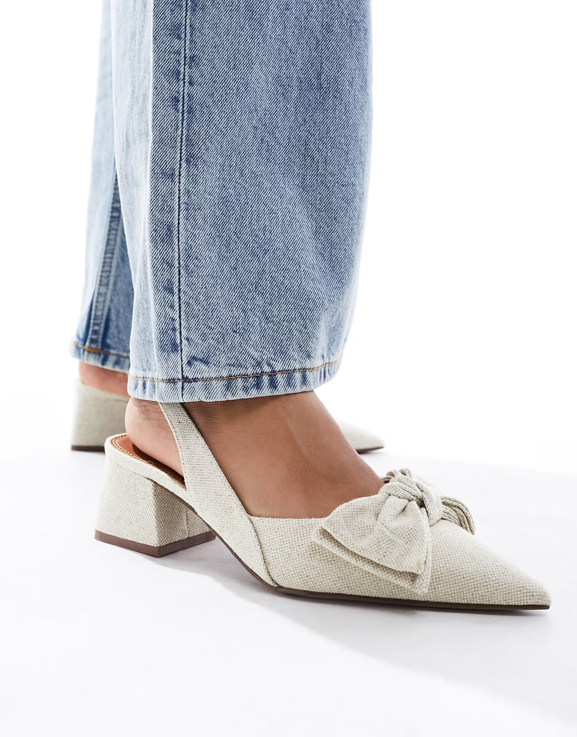 ASOS DESIGN - Symphony - Slingback-schoenen van natuurlijke stof met blokhak en strik | ASOS (Global)