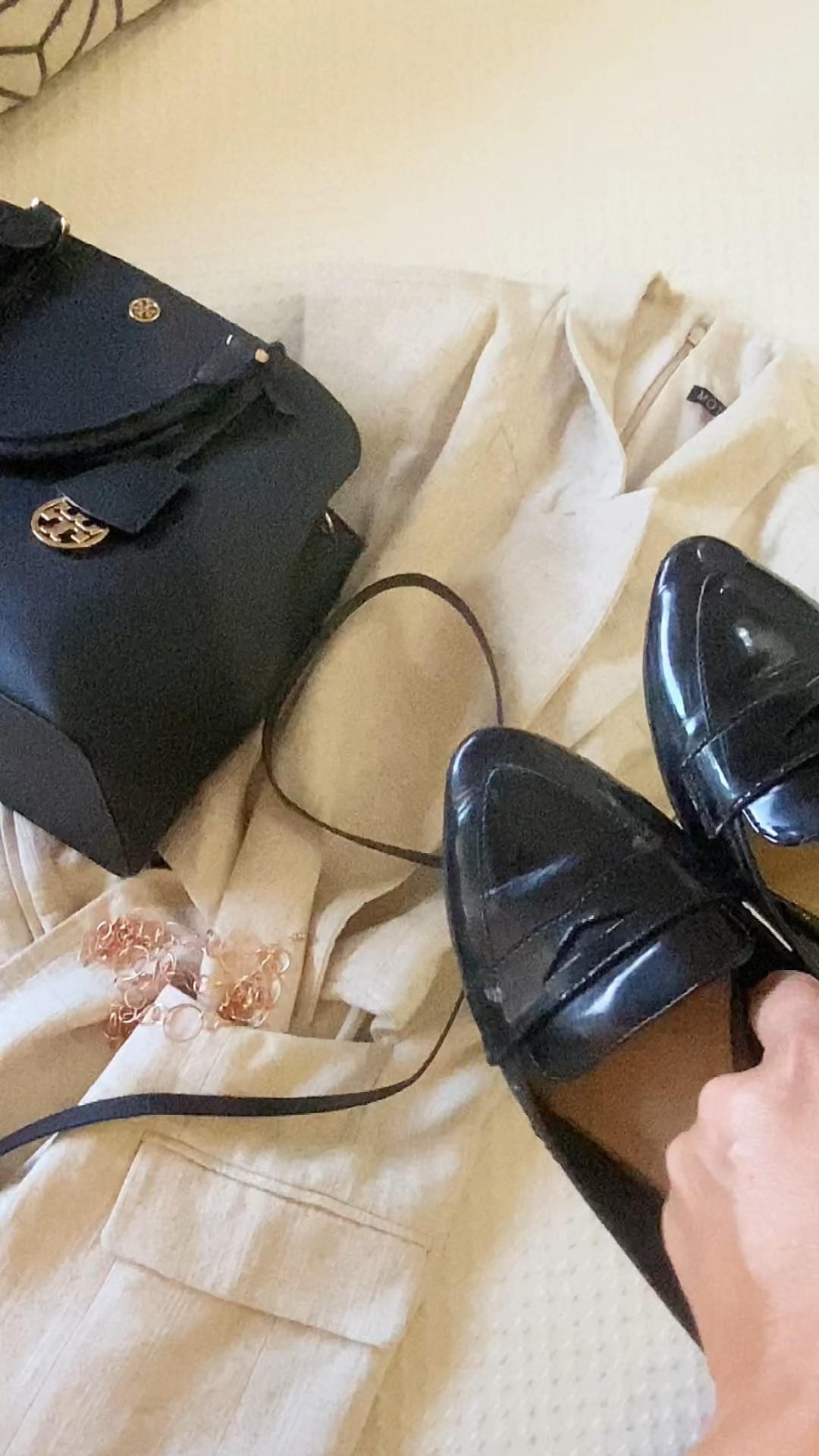 Look em tons neutros estão em alta nessa estação. Gosta? SIM ou NÃO?

Moda, estilo e descontos imperdíveis.

Usando meu Cupom @sheinofficial você ganha 15% de desconto 

Vestido Colete Id 5141662

Colar id 13726108

@motf_official @sheinbrasil #shein99 #SHEINforall #SHEINpartner #letslinhares #lookshein 

#LTKbrasil