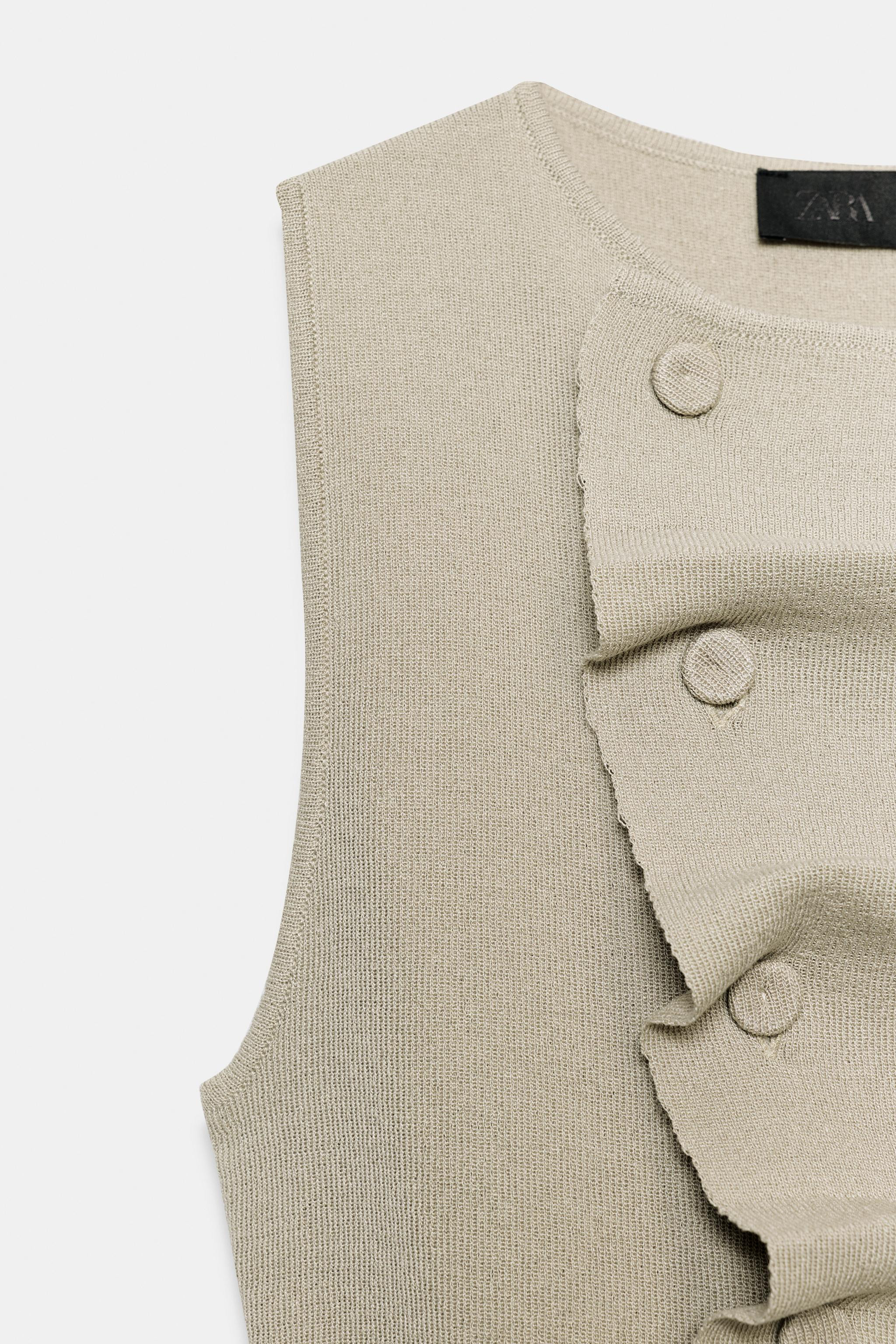 Round neck sleeveless top. Featuring front ruching detail and matching fabric-covered buttons. | Zara US