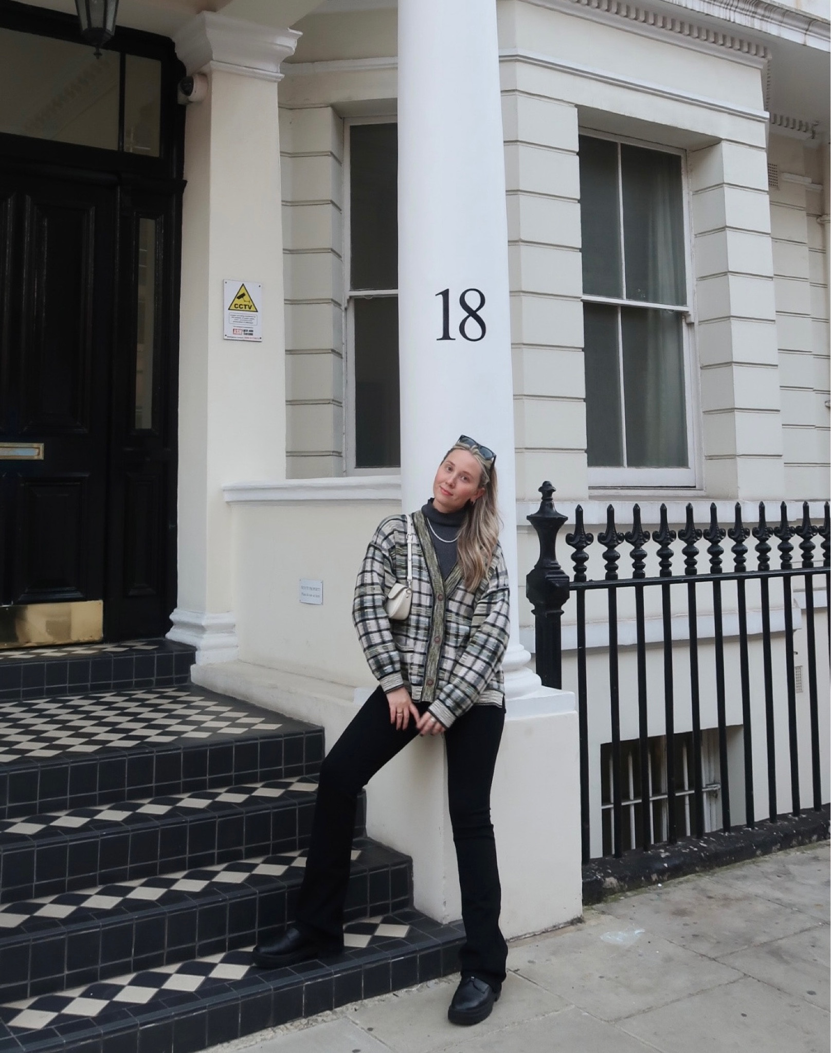 🖤

London style, London outfits, London inspired fashion, free people cardigan, Sam Edelman boots, boot cut jeans, Hudson jeans, minimalist fashion 