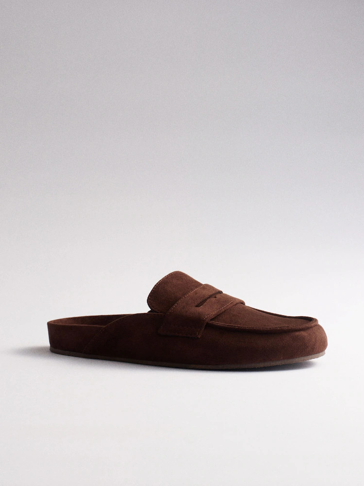 Schokoladenbraun - The Set Loafers aus Wildlederimitat mit offener Fersenpartie im Clog-Stil | Next EU