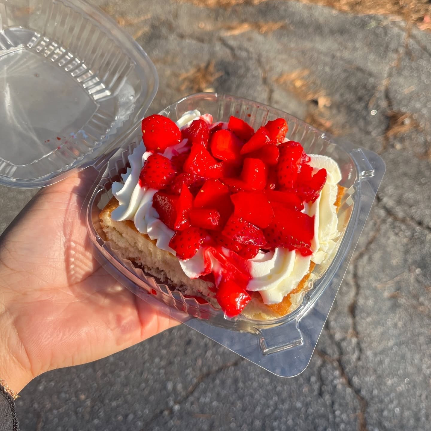 saying goodbye to strawberry season 🍓🥹

📍 @butterkremequeen_bakes_bakery 

#irmosc #columbiasc #butterkremequeen #strawberries #dessert #columbiascfood #eatlocal #discoversc #realcolasc