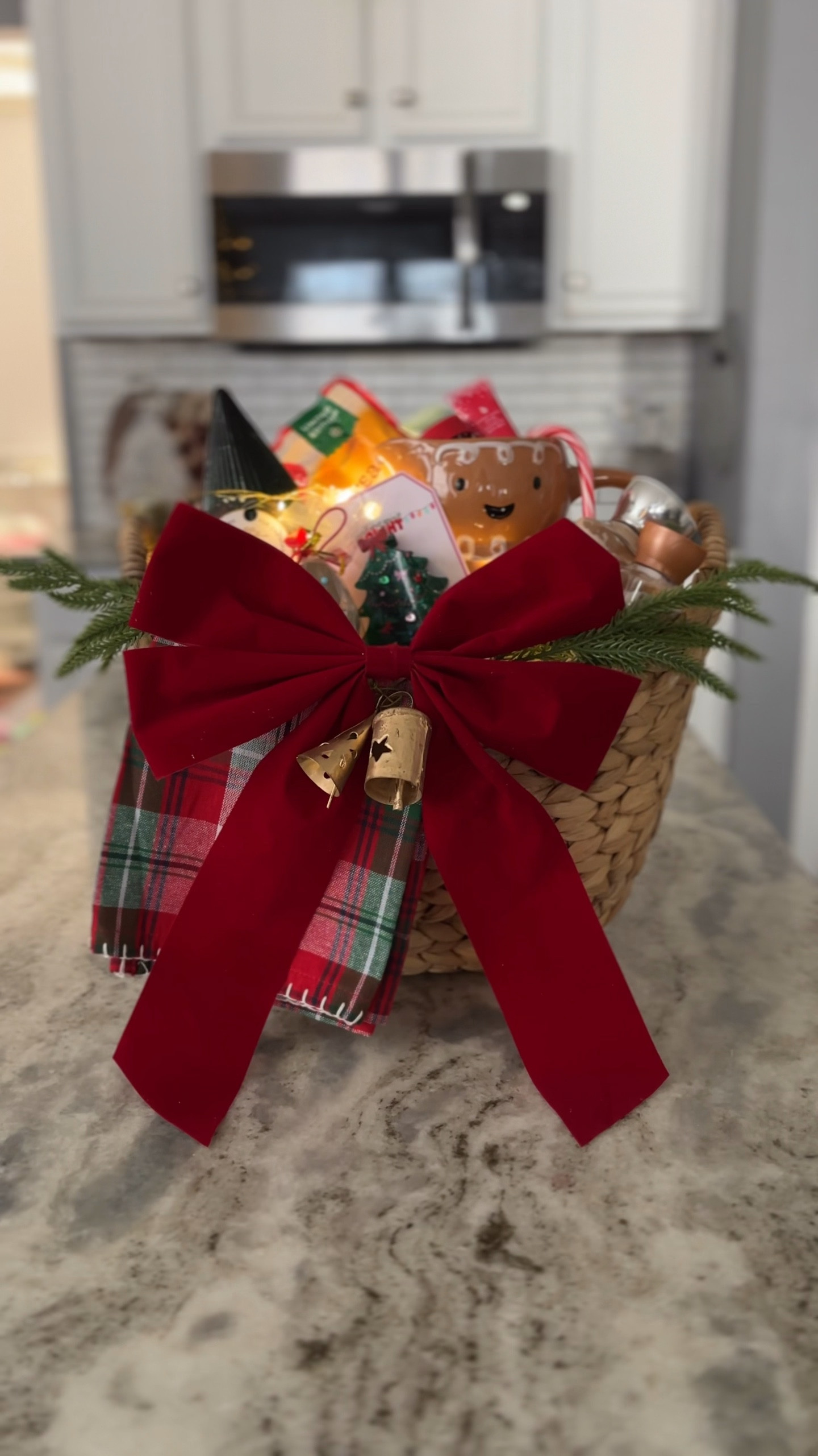 Last minute but thoughtful cozy basket🎄✨
These Christmas baskets are my go to gift when I want something that feels warm, personal, & put together even on a time crunch 🤍
Blankets, mugs, sweet little treats… it’s like wrapping up comfort in a bow 🎁

Perfect for teachers, friends, neighbors, or anyone who deserves a little cozy this season ✨

Comment “Gift” to get all the links sent straight to your inbox 🫶🏻

Save this for your last minute gifting win 🎄💫












.
.
.
.
.
#christmasgifts #lastminutegifts #holidaygiftideas #christmasgiftideas #christmasgiftguide 




#LTKHoliday #LTKSeasonal #LTKGiftGuide
