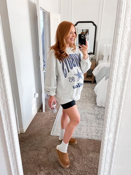 Abercrombie Dallas cowboys sweatshirt is 25% off + extra 15% off!! I got a xlarge in this to be oversized!

Abercrombie sports sweatshirtt

#LTKCyberSaleIT #LTKCyberWeek #LTKfindsunder100