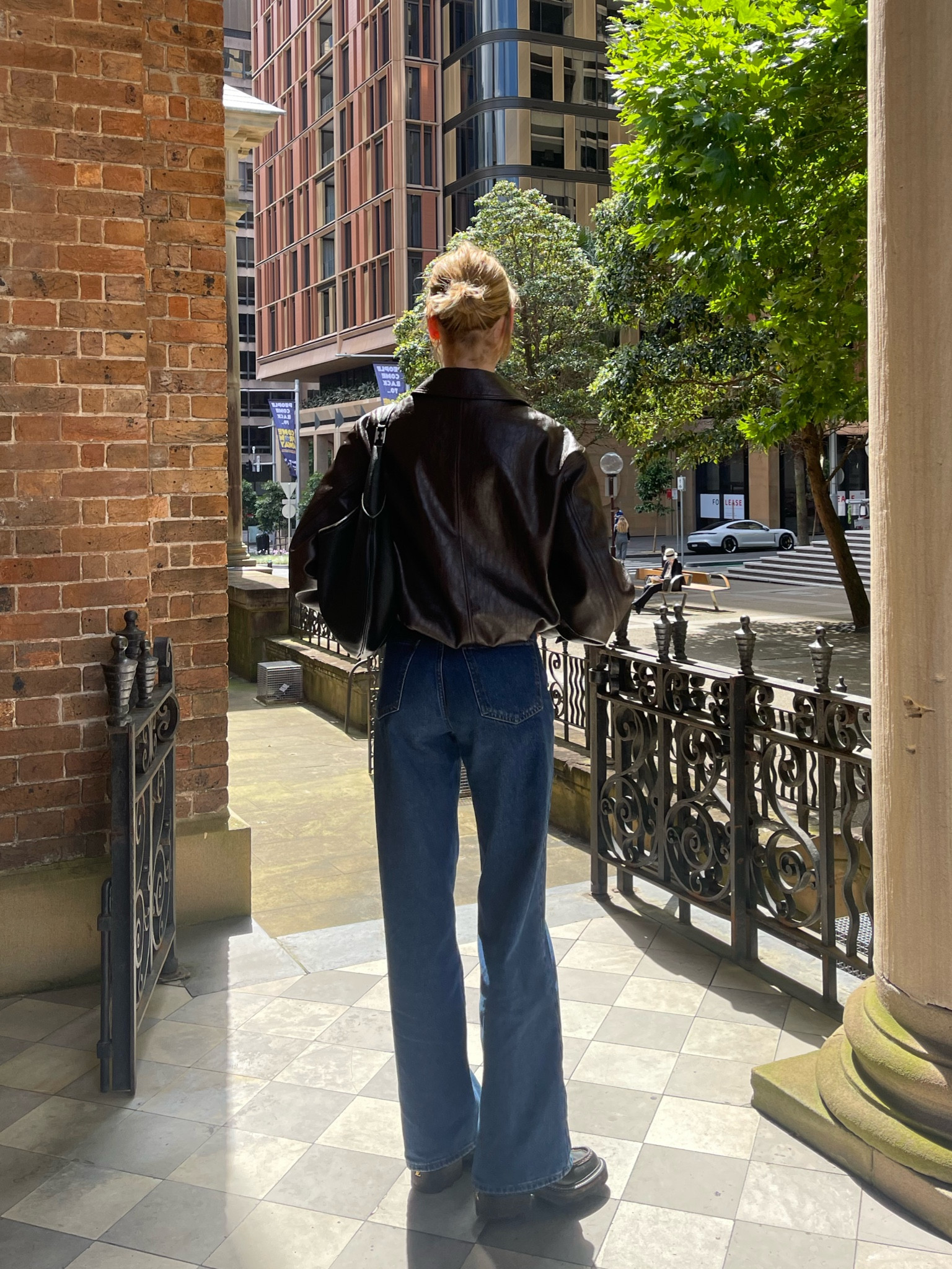 baggy jeans + brown leather 

#LTKbrasil #LTKaustralia #LTKSeasonal