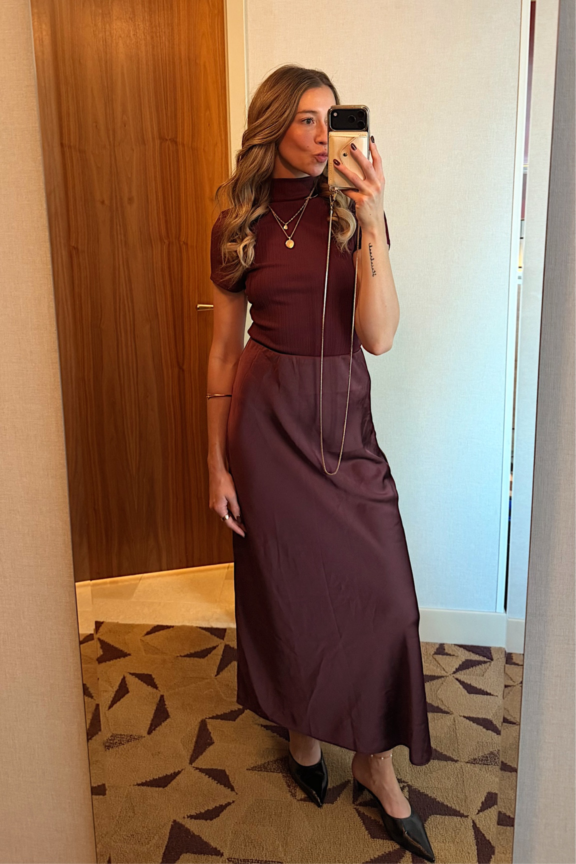 Elevated neutral moment 🤎 

Perfect for work events, dinners, or when you want to look put together without overthinking it

Monochrome tones + gold details will always do it for me

#ltkstyle #ltkwear #ltkdressup #ltkworkwear
#neutraloutfit #monochromestyle #chicoutfits #satinskirt #falloutfitideas #dinneroutfit
#businesscasualstyle
#minimalstyle #elevatedbasic#effortlesschic

#LTKWorkwear #LTKootd