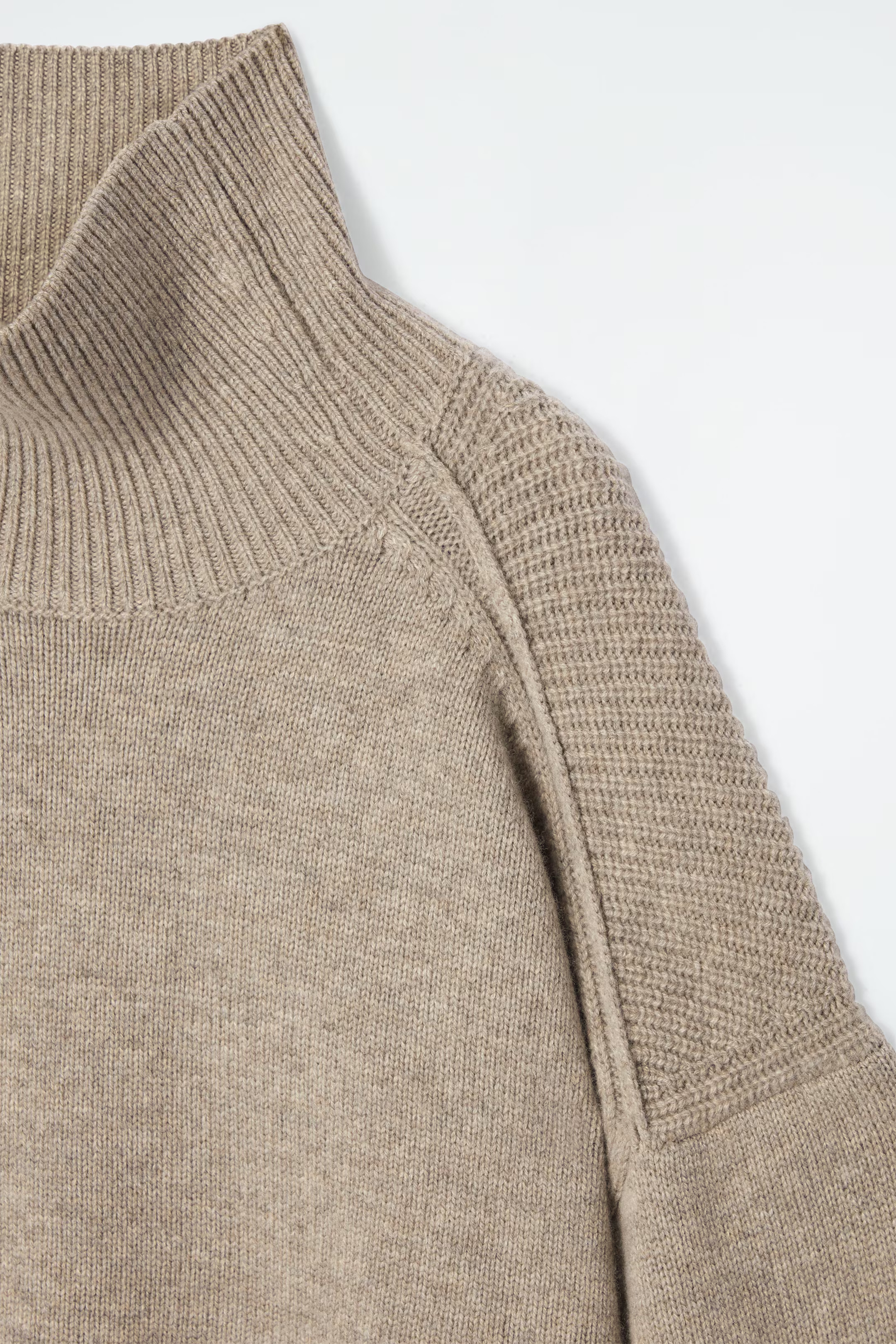 GERIPPTER ROLLKRAGENPULLOVER AUS MERINOWOLLE - BEIGE | COS (EU)