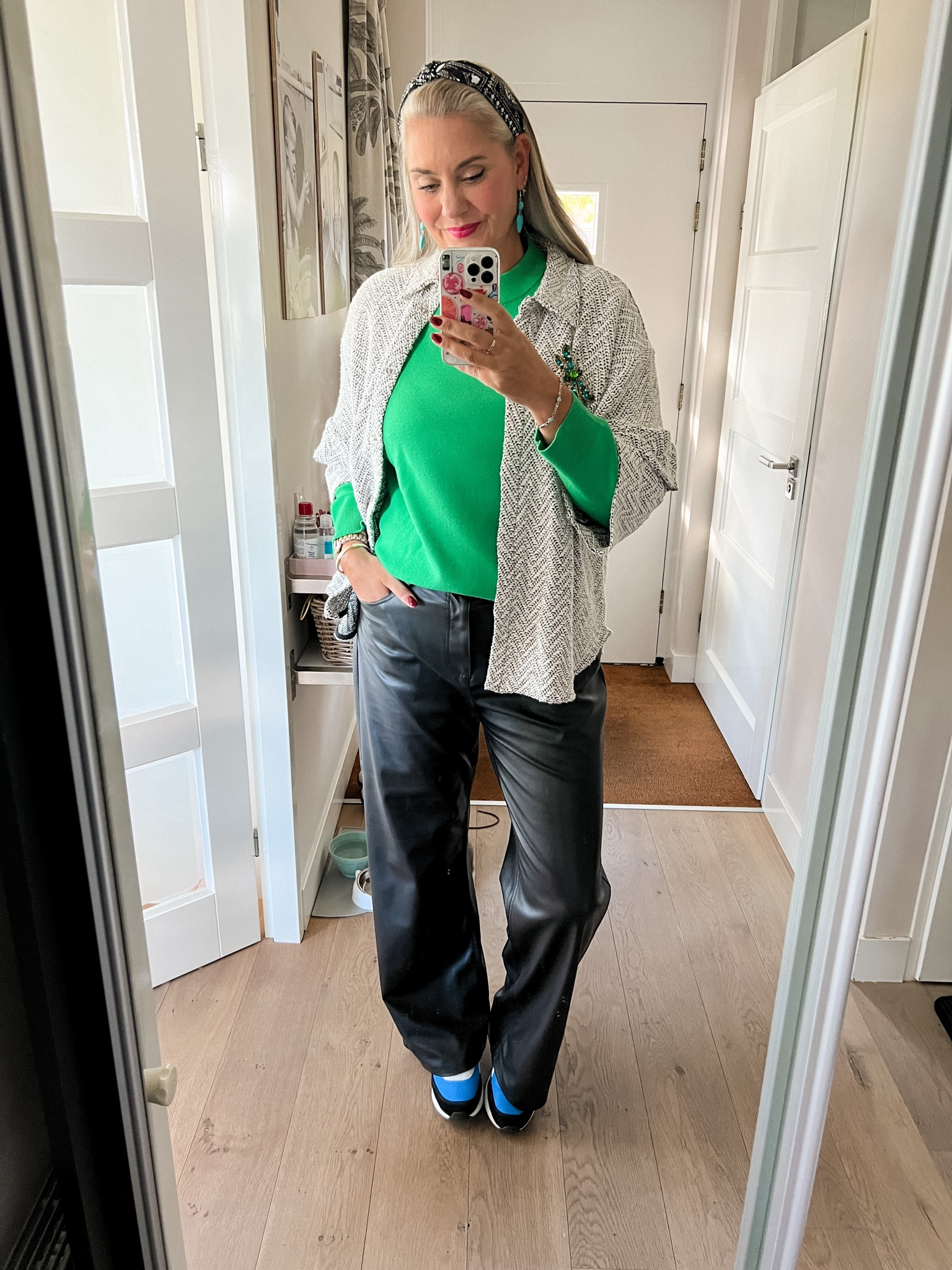 Ootd - Friday. Green sweater, wide leg faux leather pants (old Zara), Puma retro sneakers, jacket (Norah, current), turquoise earrings, black and white headband. 



#LTKeurope #LTKnederlands #LTKstyletip