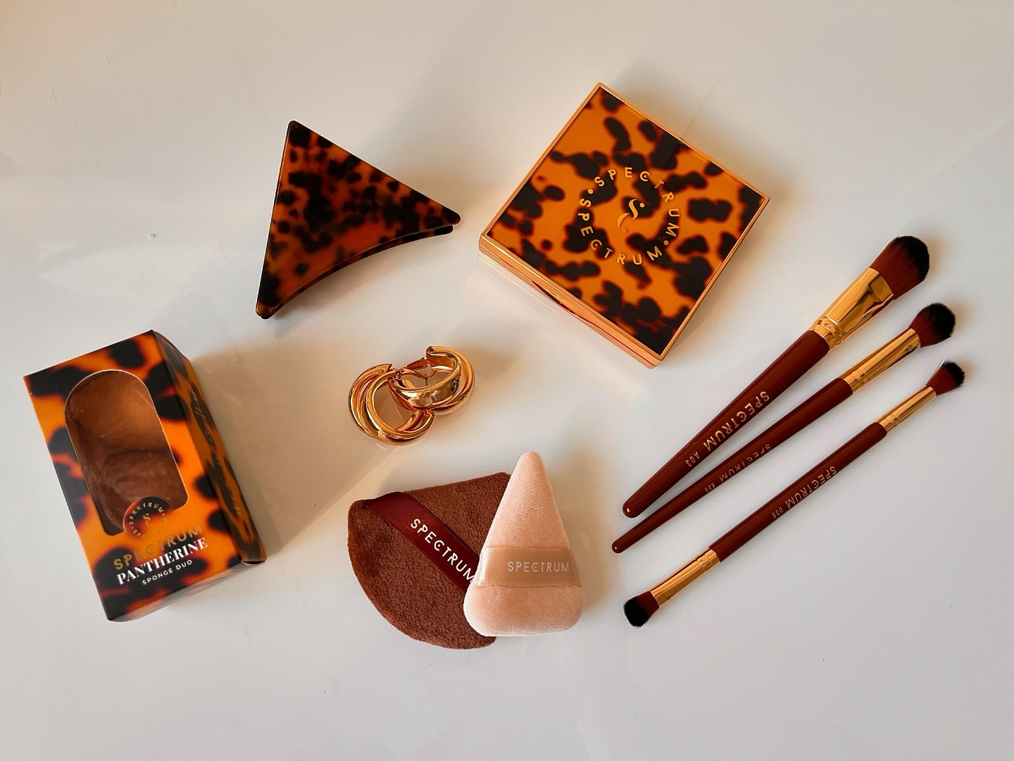 Just gorgeous girlie thingssss @spectrumcollections Thankyou for the gifts- I’ve been eyeing this pantherine collection up for so long and it doesn’t disappoint 🐆🖌️💄 As always code is in my bio xoxox @spectrumcollections #sharespectrum #spectrumbeautysuite #spectrumcollections #makeup #makeupartist #makeupbrushes #pr #leopardprint #fyp