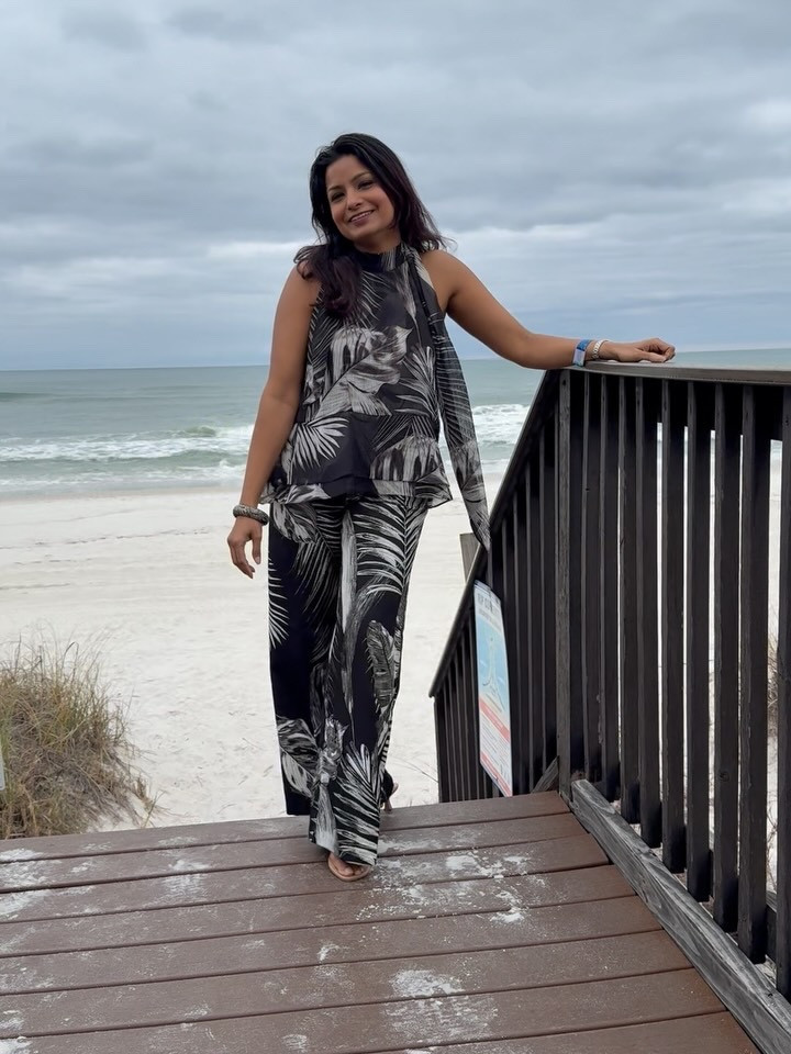 You are a mom who survives in sweats all day.. and then comes weekend getaway which means……. Its your version of runway so make it chic and convenient.. Comment “OUTFIT” to have link to all of the fits (best part they are under $$)

🏠 @margaritaville @panamacitybeachofficial 

#links #outfit #poolfit #modestfashıon #momfashionblogger 
[affordable mom fashion pool]