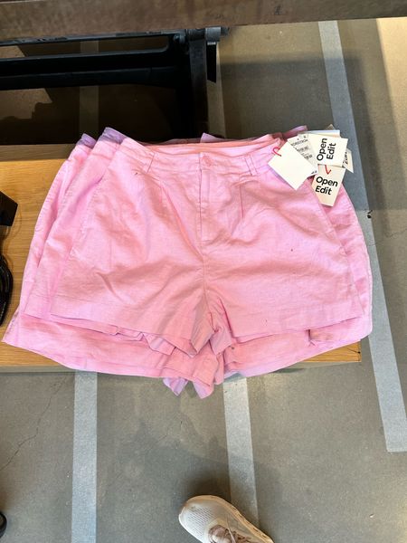 linen shorts part of a set - so cute for a HH 

#LTKStyleTip #LTKWorkwear #LTKFindsUnder100